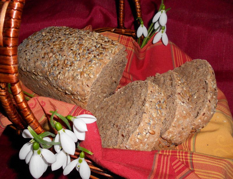 Черен пшеничен хляб с ядки и семена