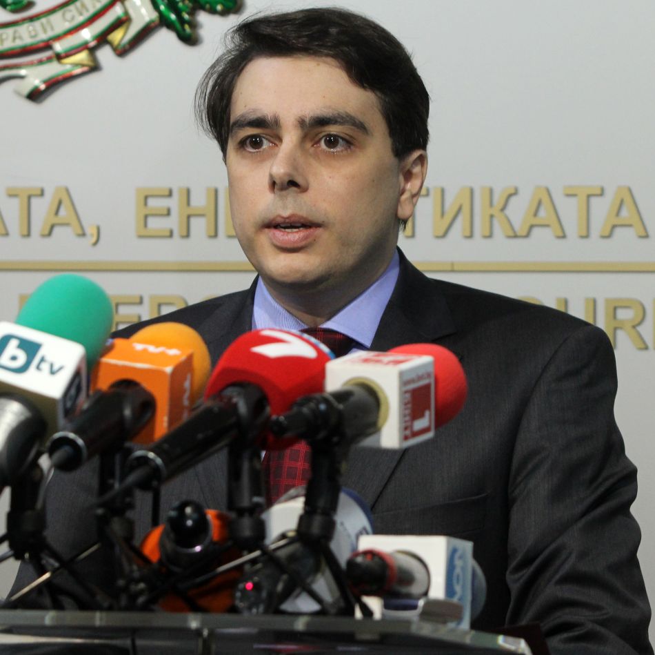 Икономическият министър призна, че няма диплома за магистър