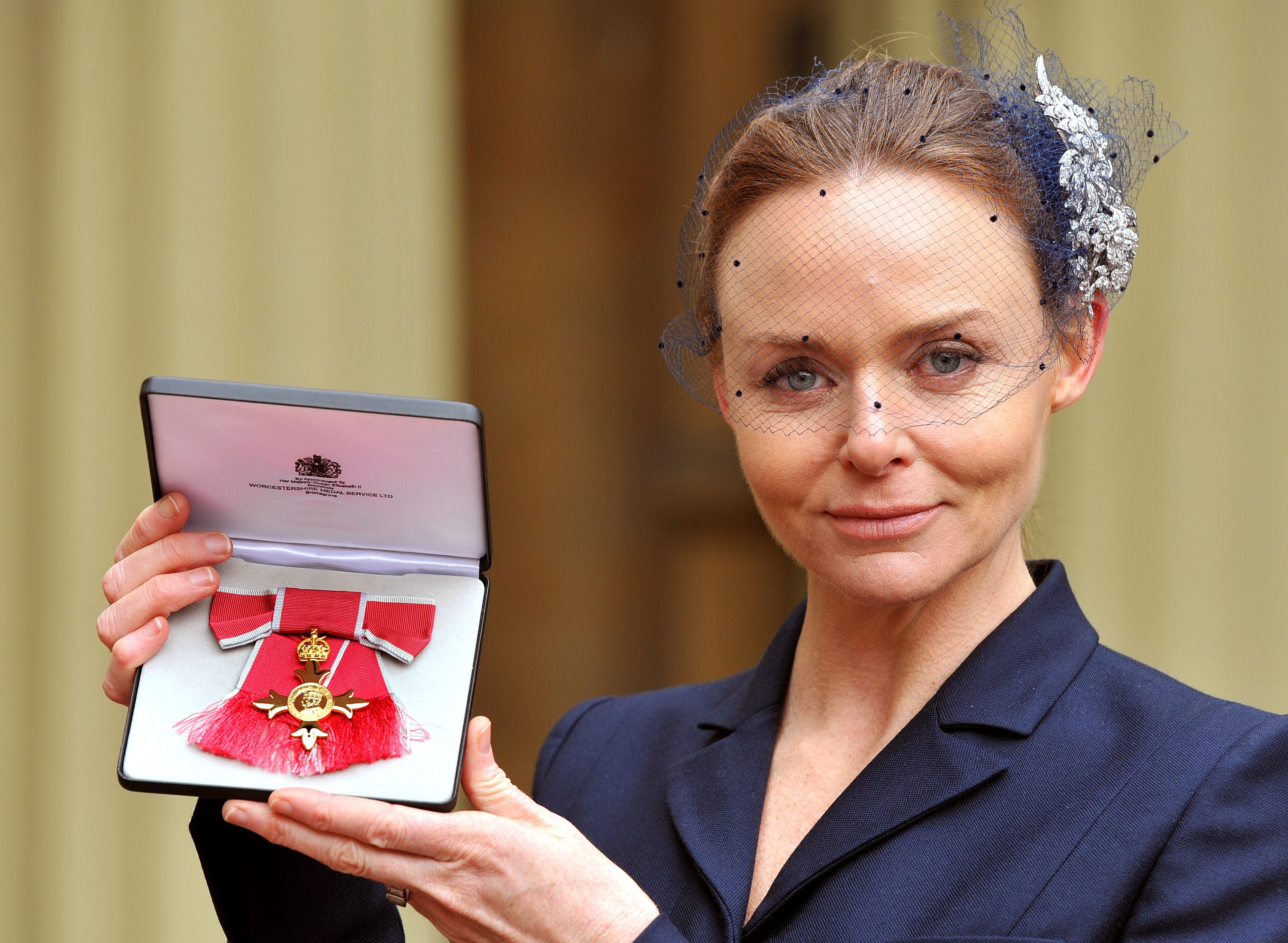 Стела Макартни с Ордена на Британската империя