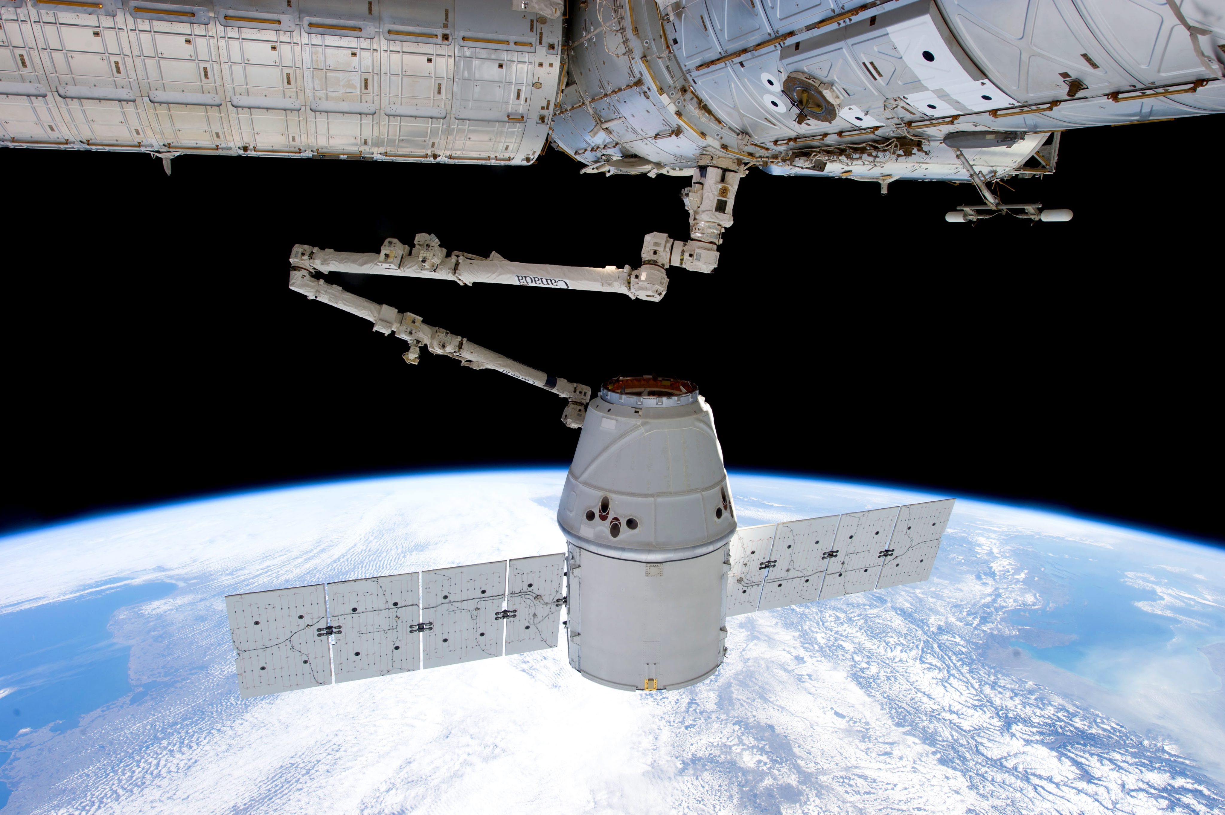 ”Дракон” се приводни успешно в Тихия океан