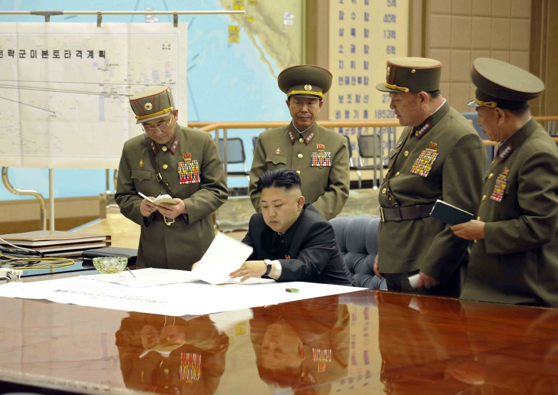 Лидерът на Северна Корея Ким Чен-ун на среща с висши военни