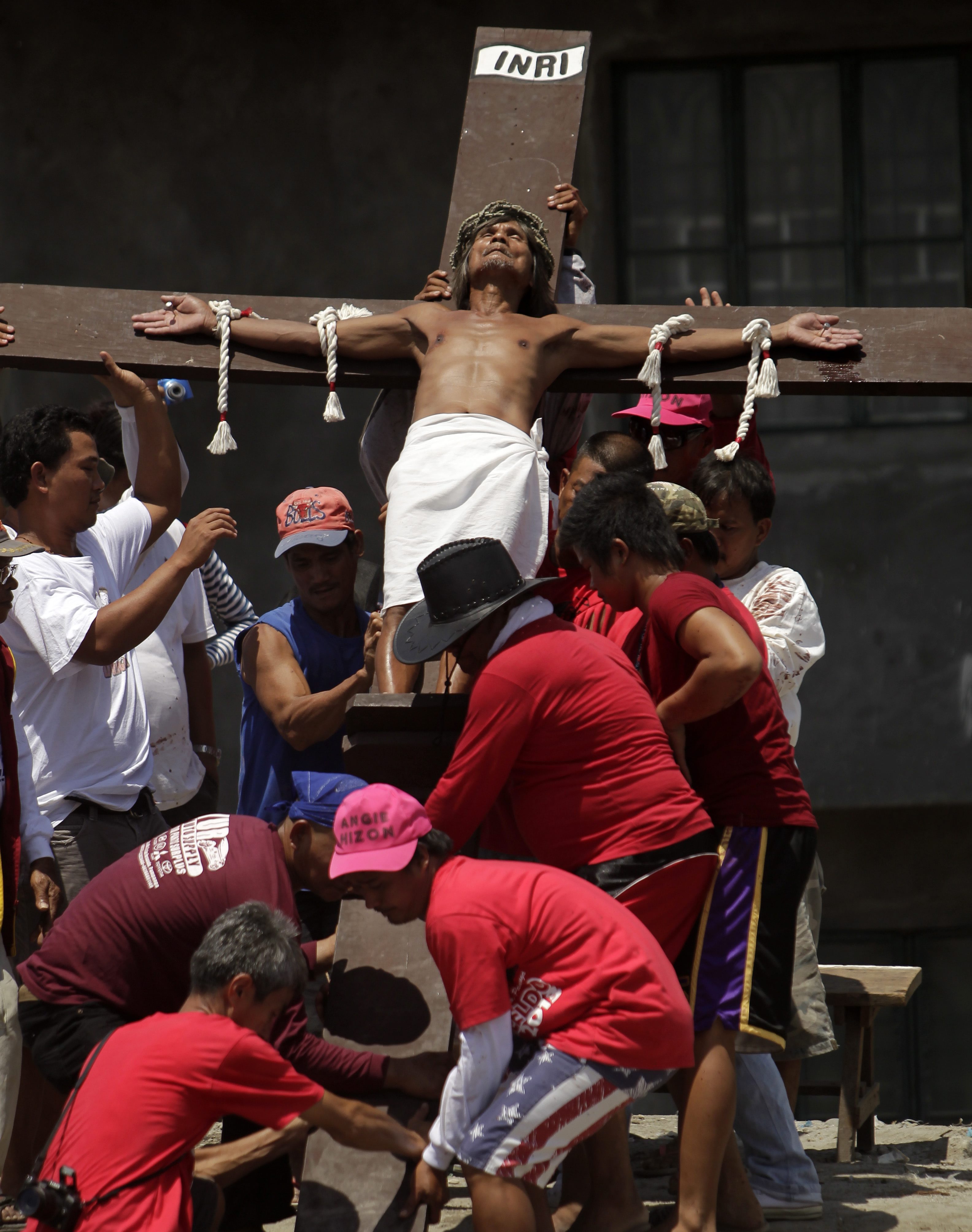 Повече от 30 души се бяха записали да бъдат приковани с пирони на кръстове.