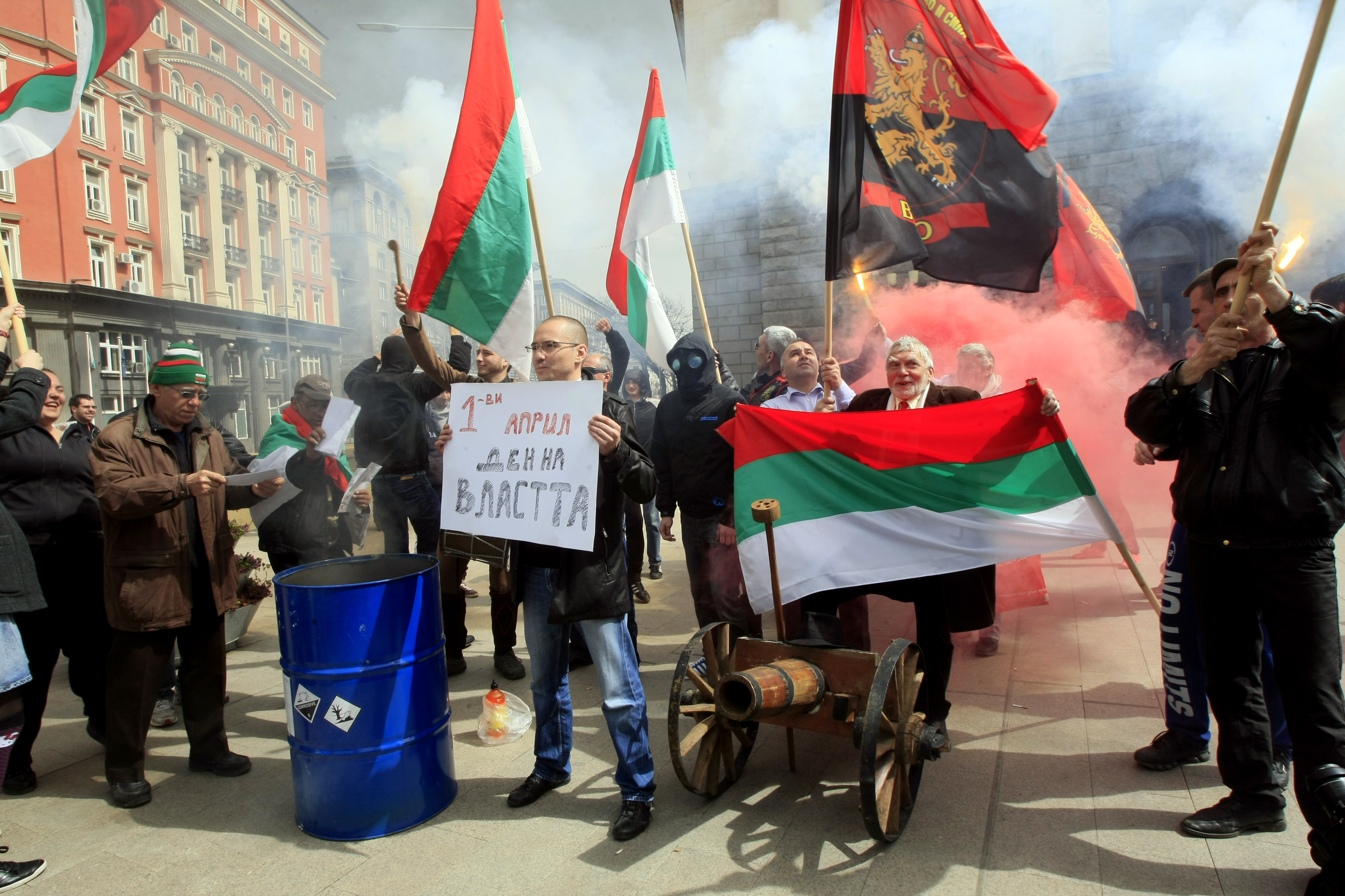 Малобройни протести с различни искания имаше в няколко града