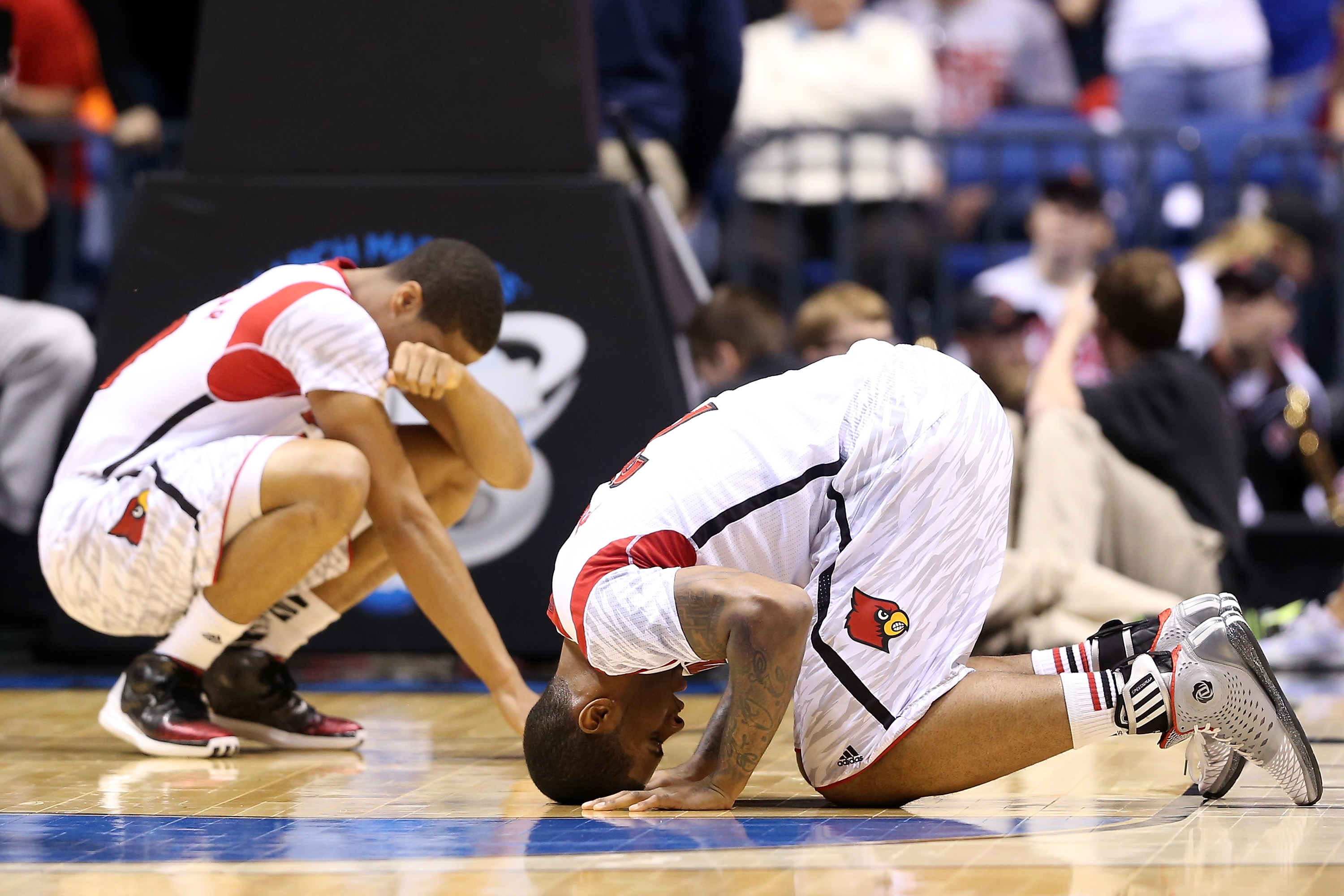 Зловещо счупване разплака баскетболния свят (видео)