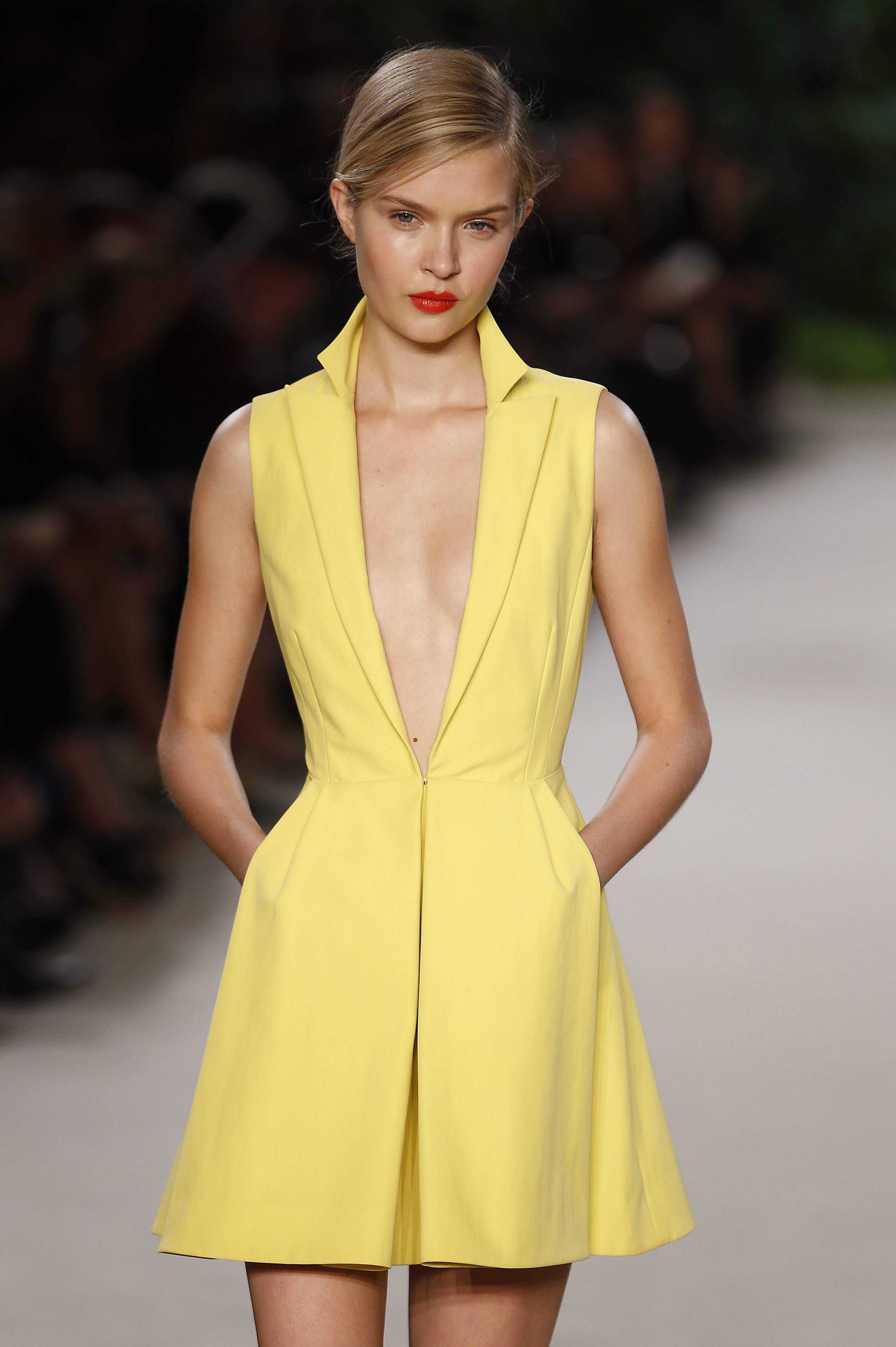 Предложения в жълто от модния подиум за пролет-лято 2013
