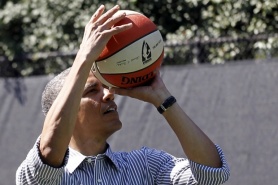 ВИДЕО: Барак Обама с отчайваща баскетболна изява