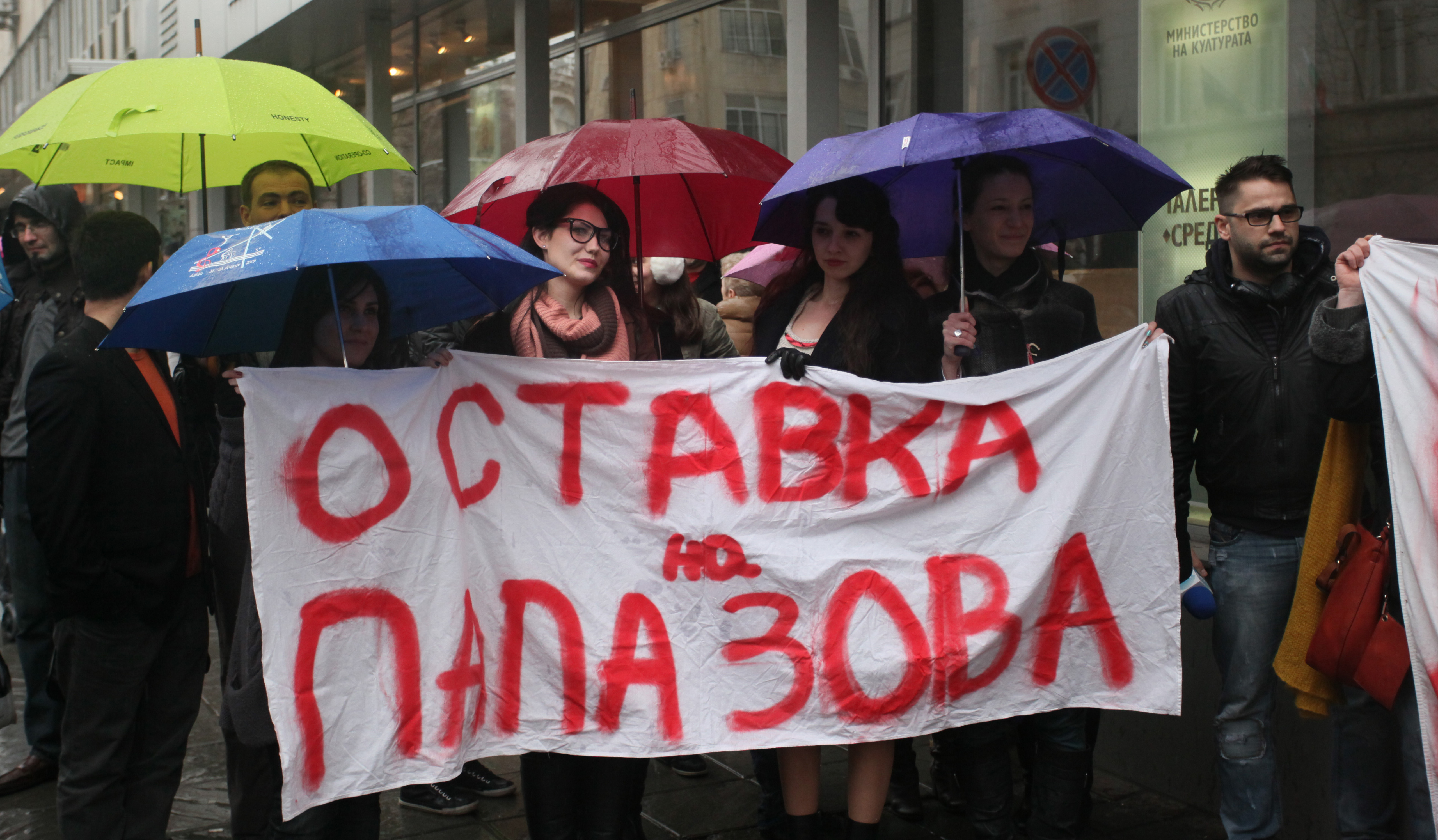 Протест срещу директорката на Класическата гимназия заради уволнения