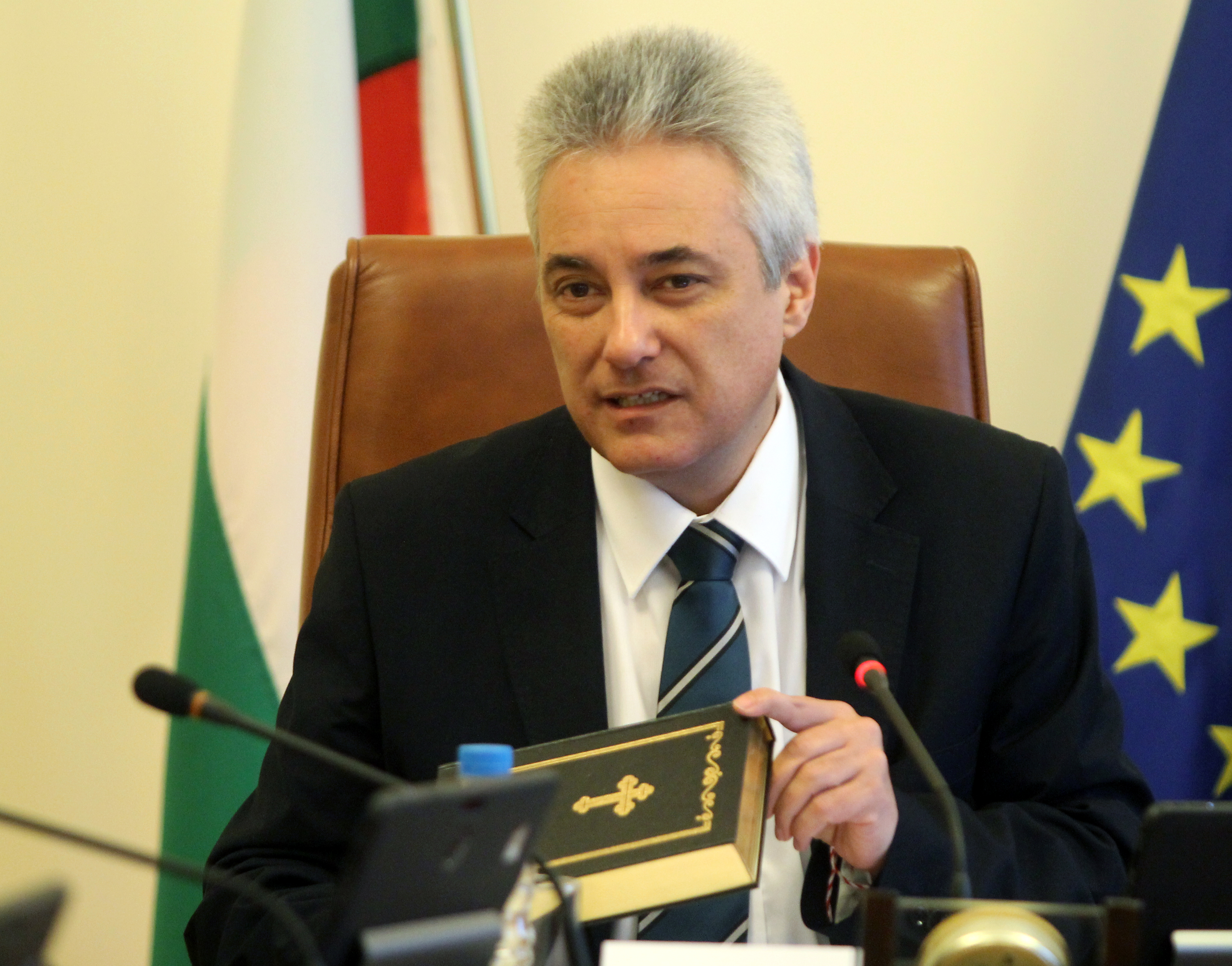 Министрите заседаваха с библии, подарък от Светия Синод