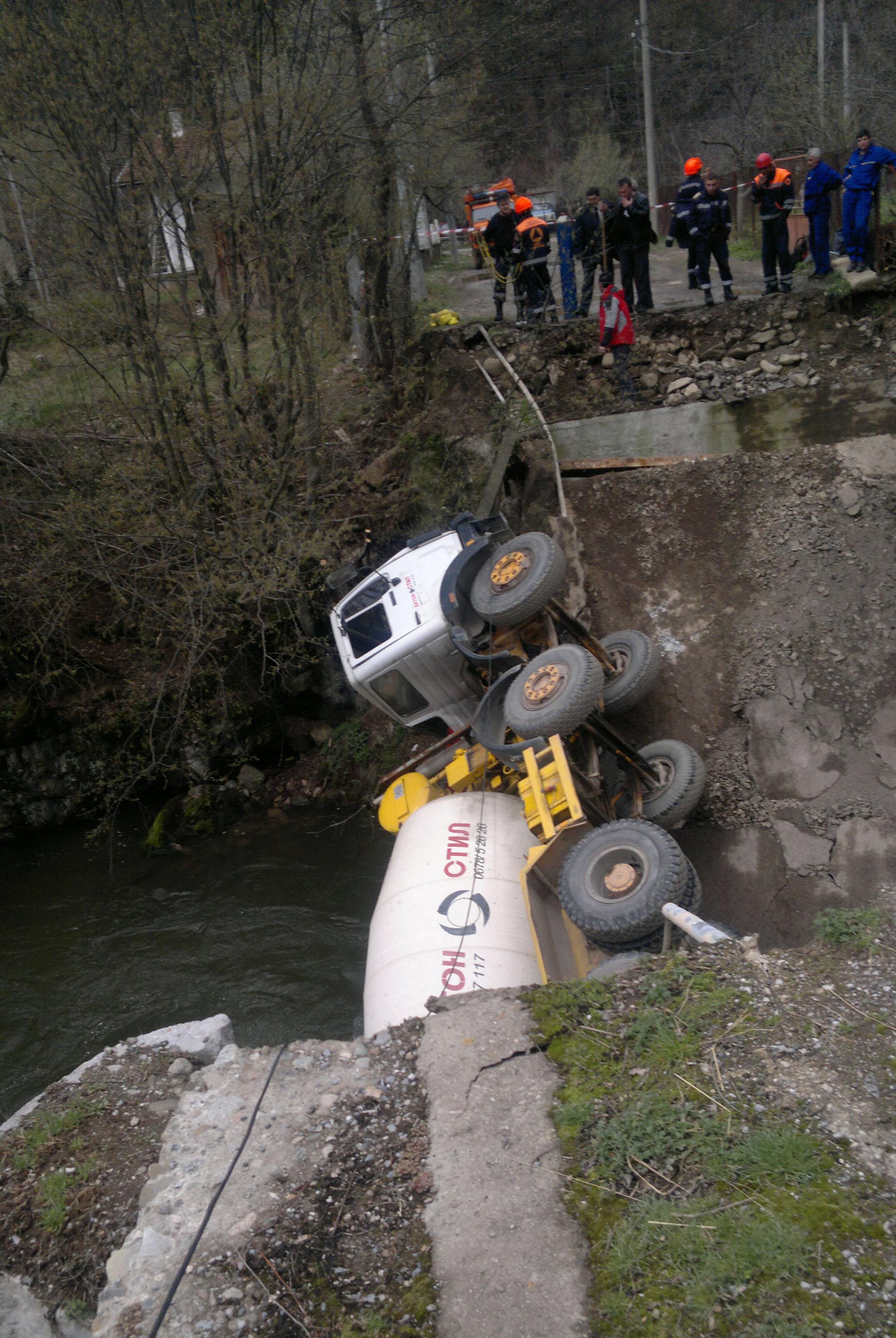 Бетоновоз пропадна с 60-годишен мост в Рибарица, шофьорът е ранен