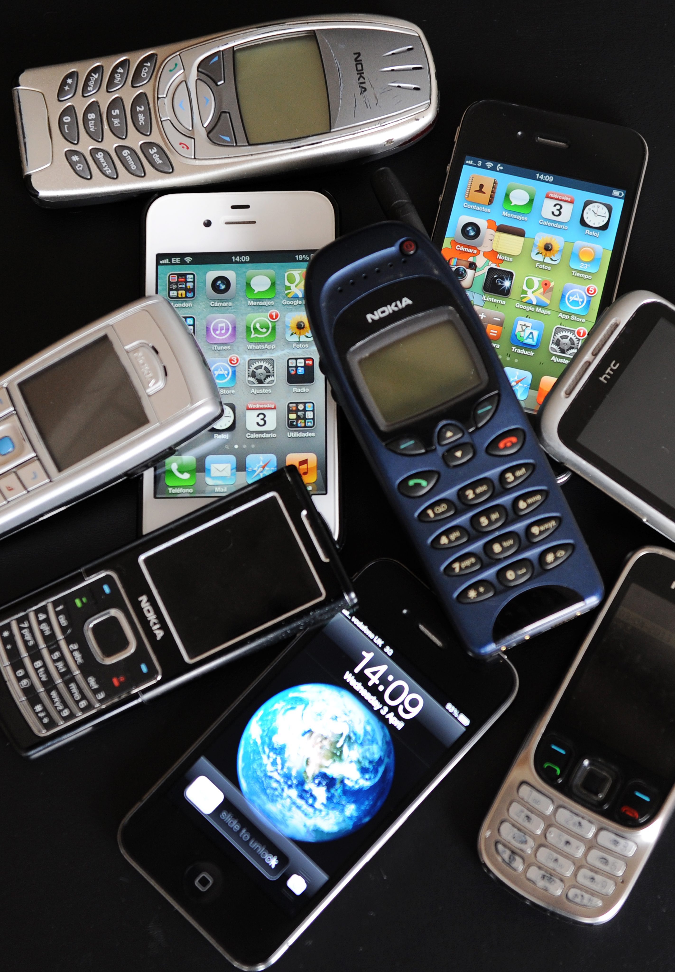 Смартфоните изпревариха обикновените телефони
