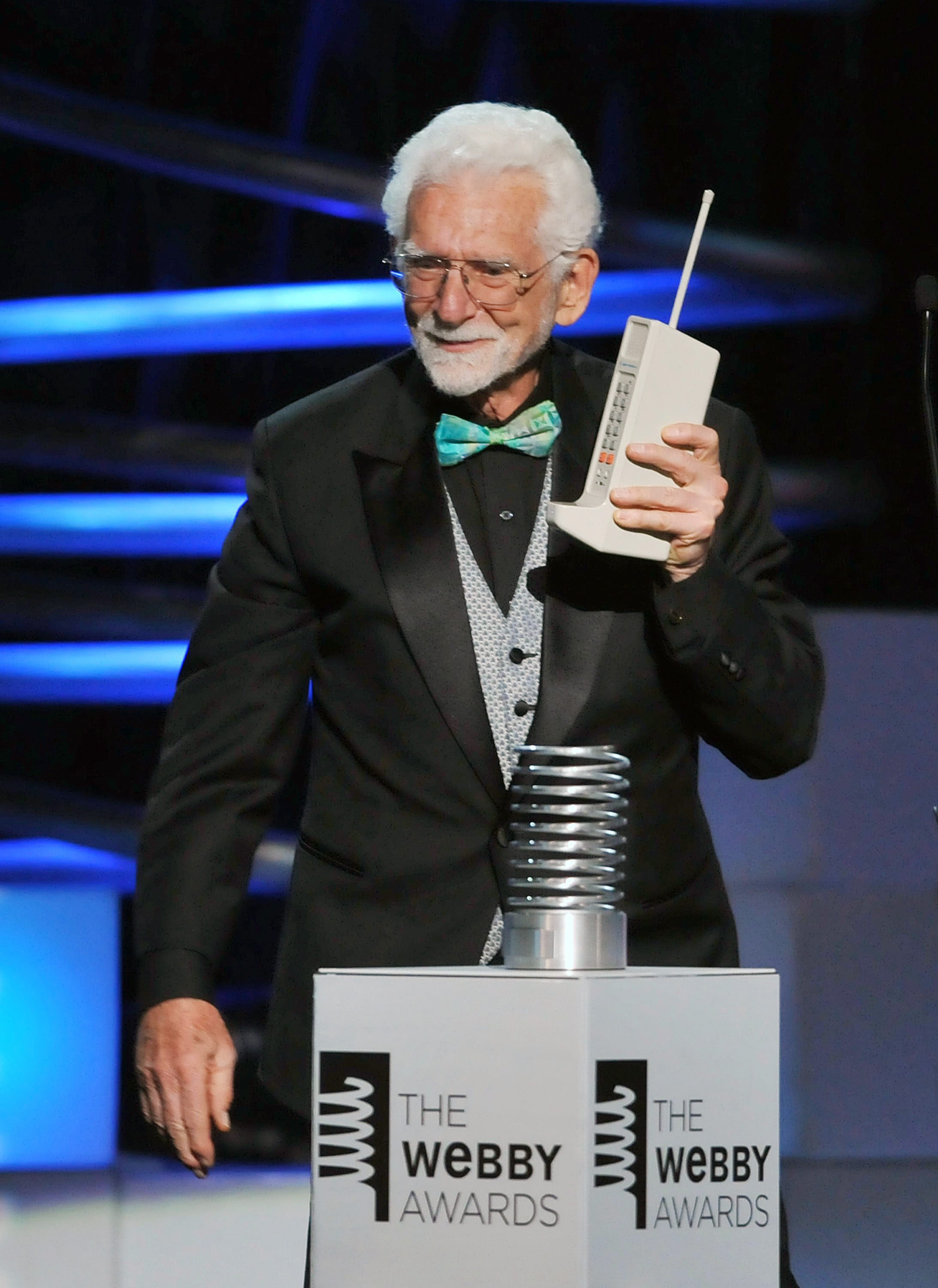 През 1973 година Мартин Купър провежда първия разговор от мобилен телефон