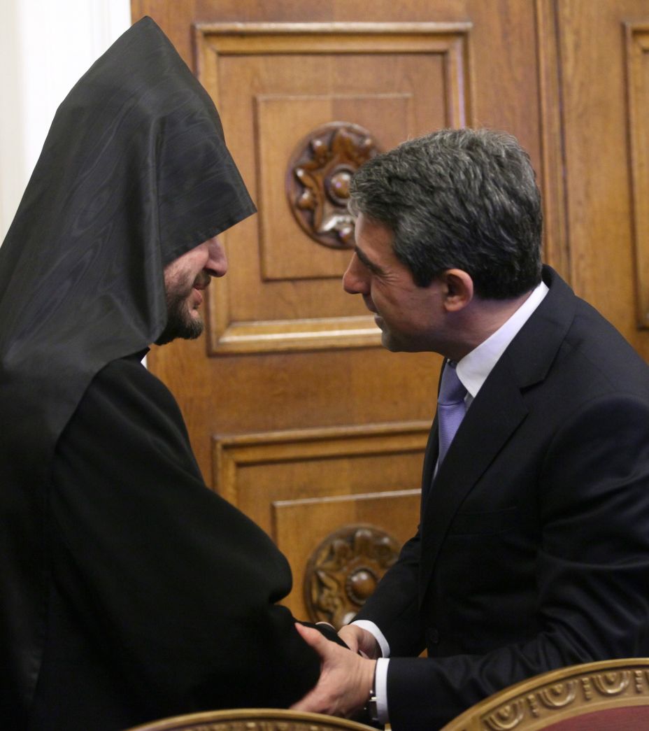 Президентът предложи три дни молитви за българите в църкви и джамии