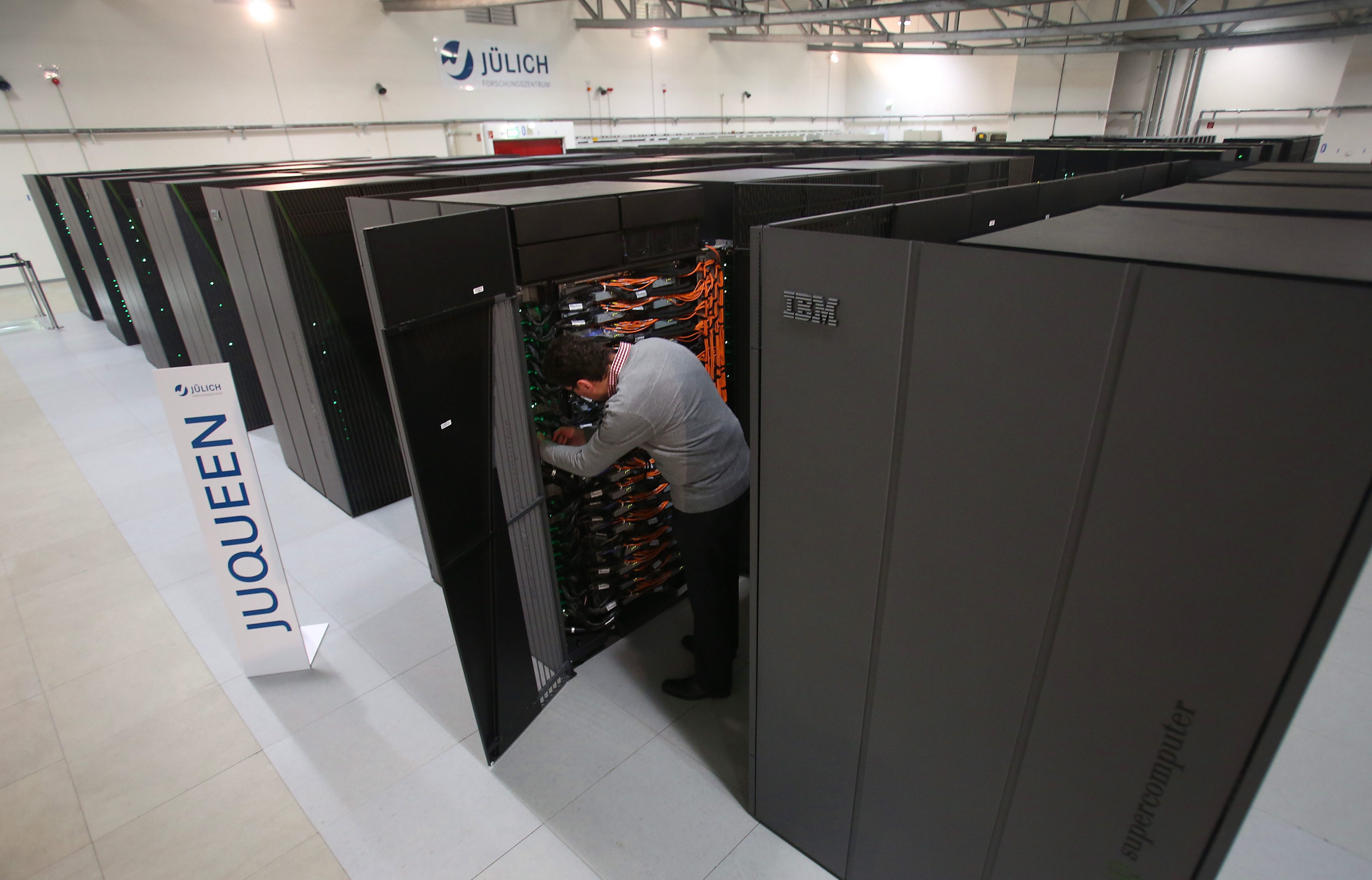 В момента най-мощният суперкомпютър в Европа е JuQueen, в Германия