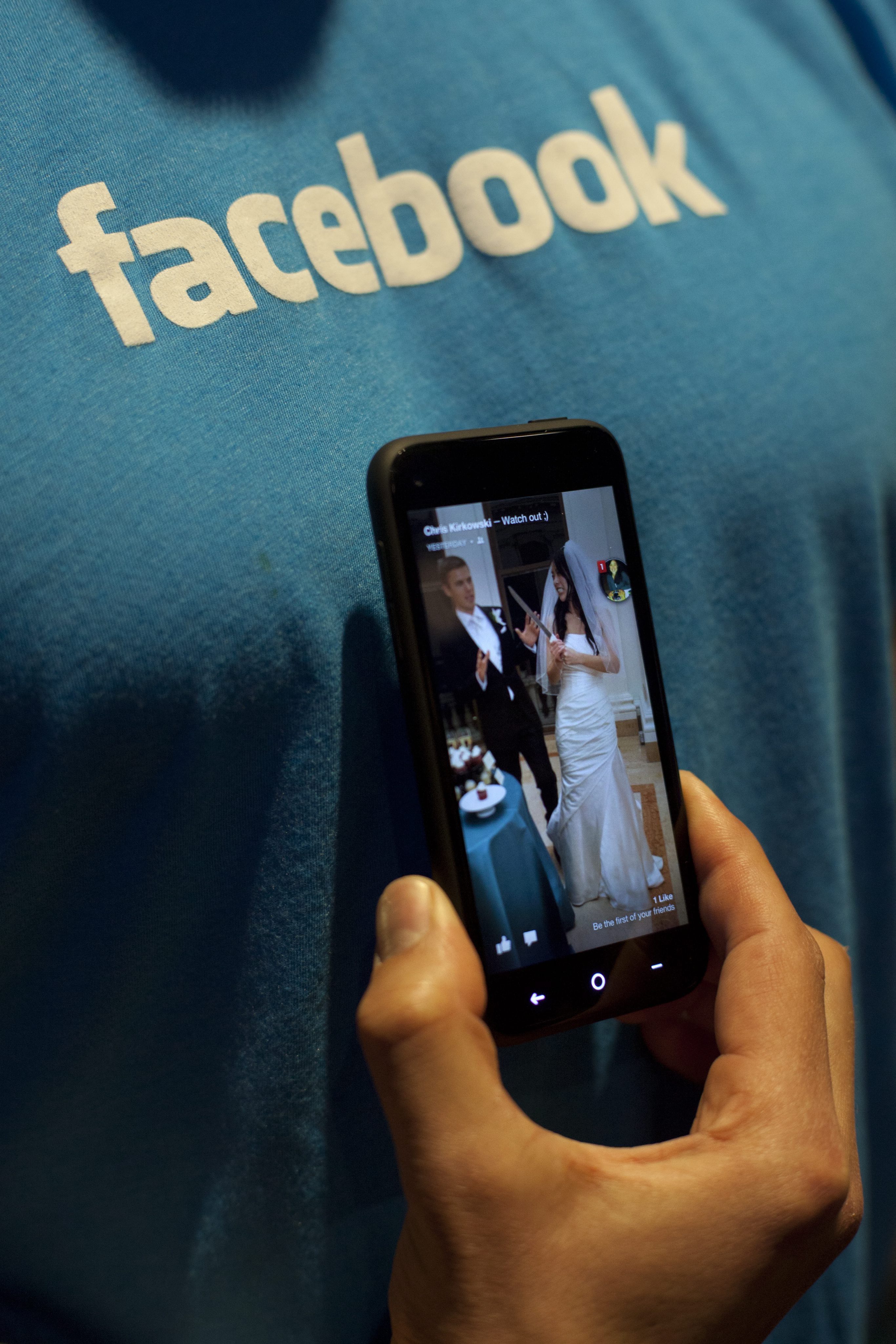 Приложението Facebook Home app превзема началния екран на смартфона