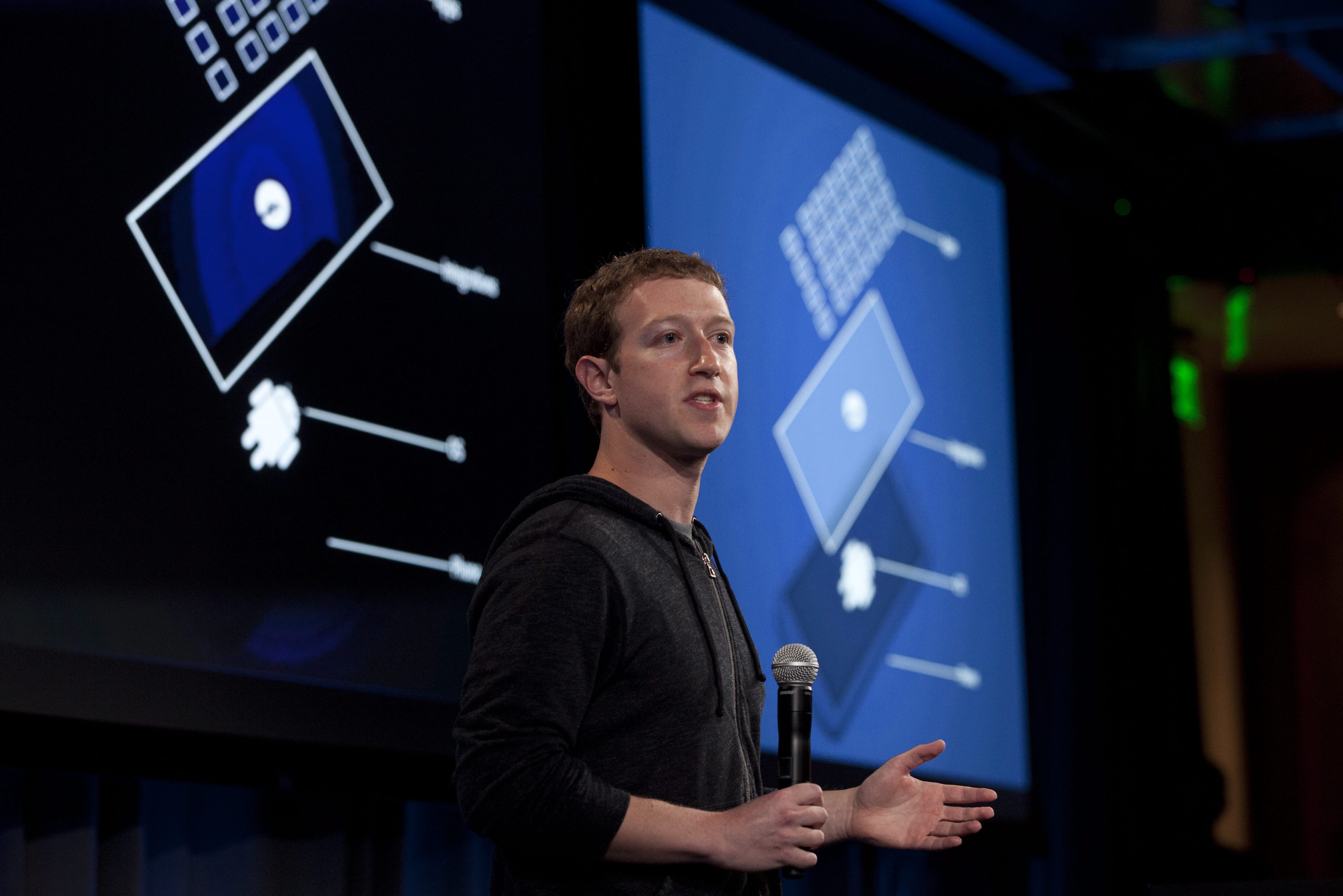 В центъра на функционирането на мобилните устройства трябва да са ”хората, а не приложенията”, каза Зукърбърг