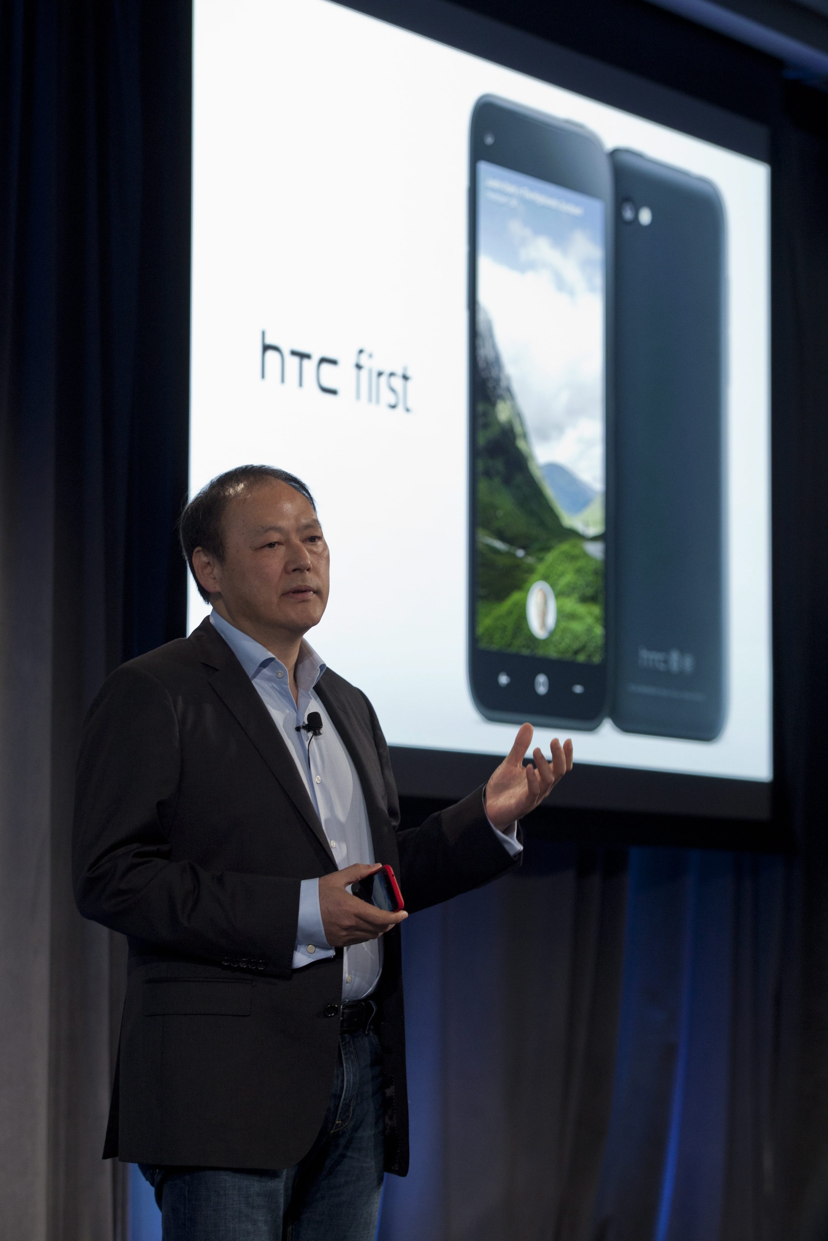 Питър Чоу от HTC показа смартфона на компанията, който ще се продава с Facebook Home app