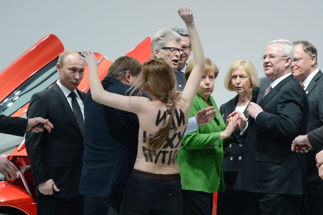 Активистките от ”Фемен” нахлуха при Владимир Путин и Ангела Меркел