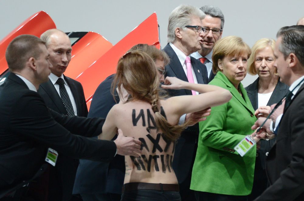 Голият протест не притесни руския президент, но стресна германския канцлер