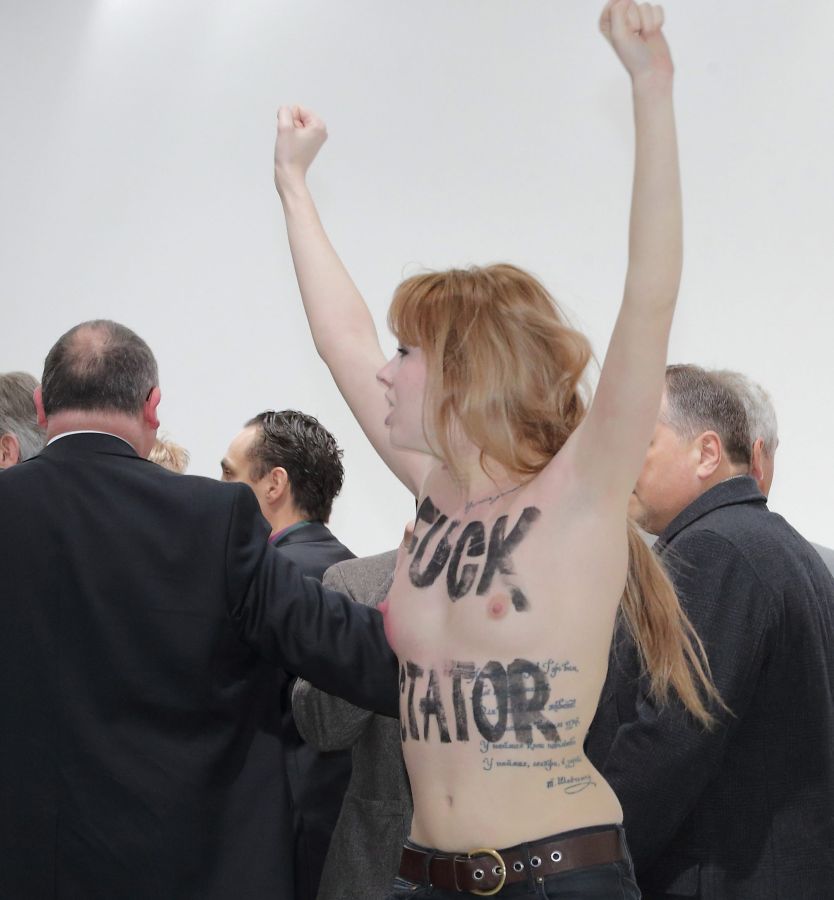 На гърдите на протестиращите пишеше „Fuck Dictator“
