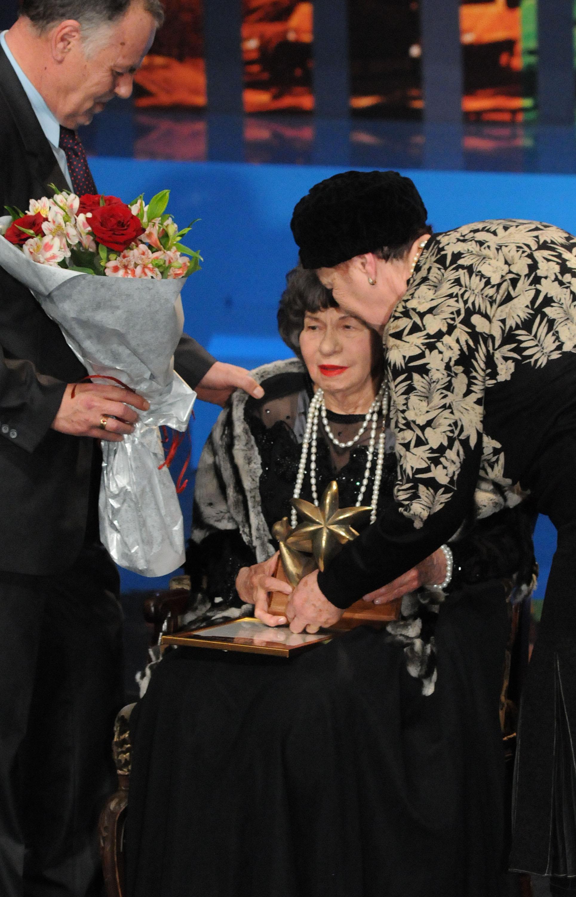 Съпругата на Калоянчев Валя и големия им син Ивайло Калоянчев връчват статуетка на Стоянка Мутафова