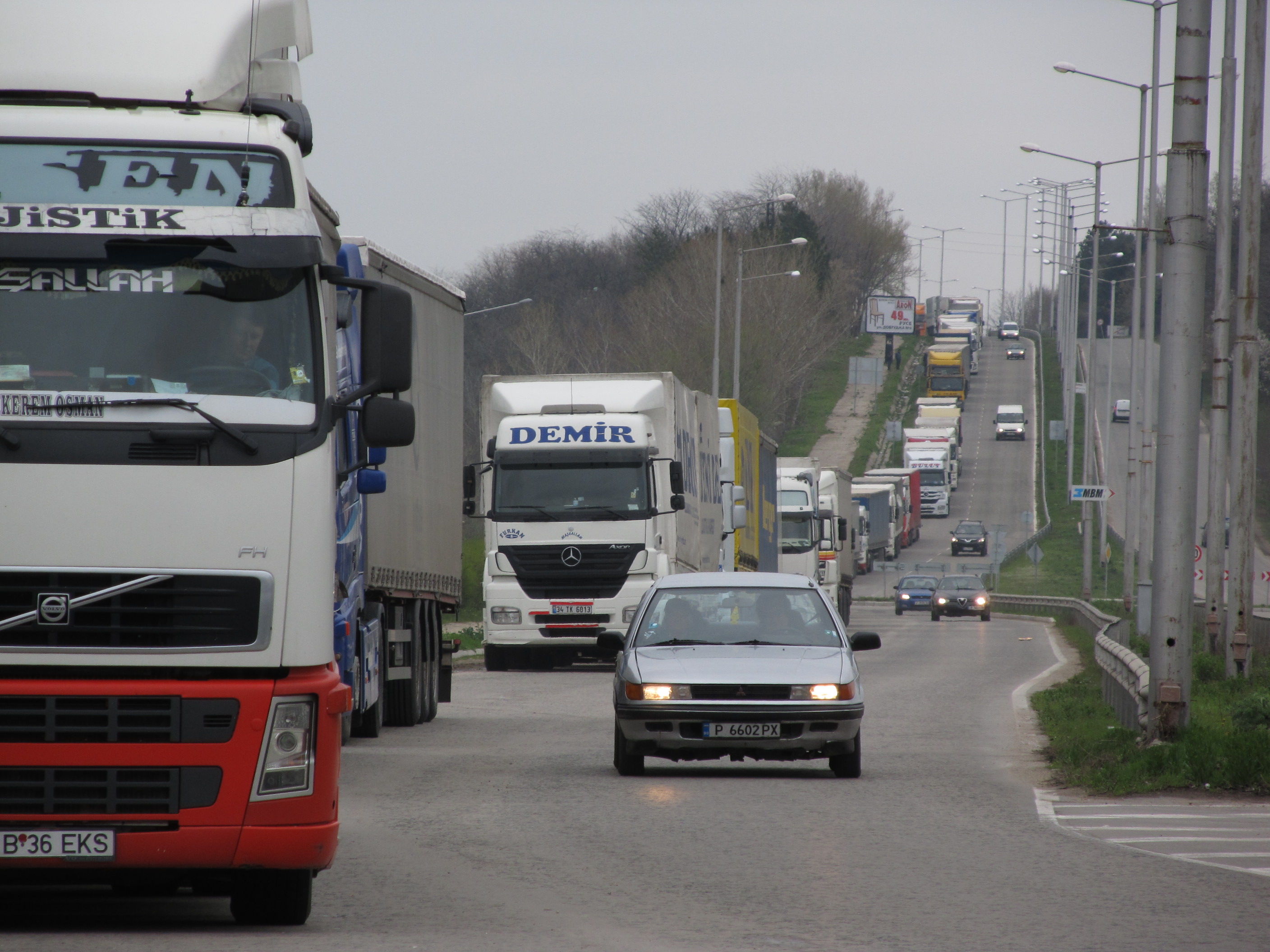 По пътищата в България 20 хиляди тира карат ”по галоши”