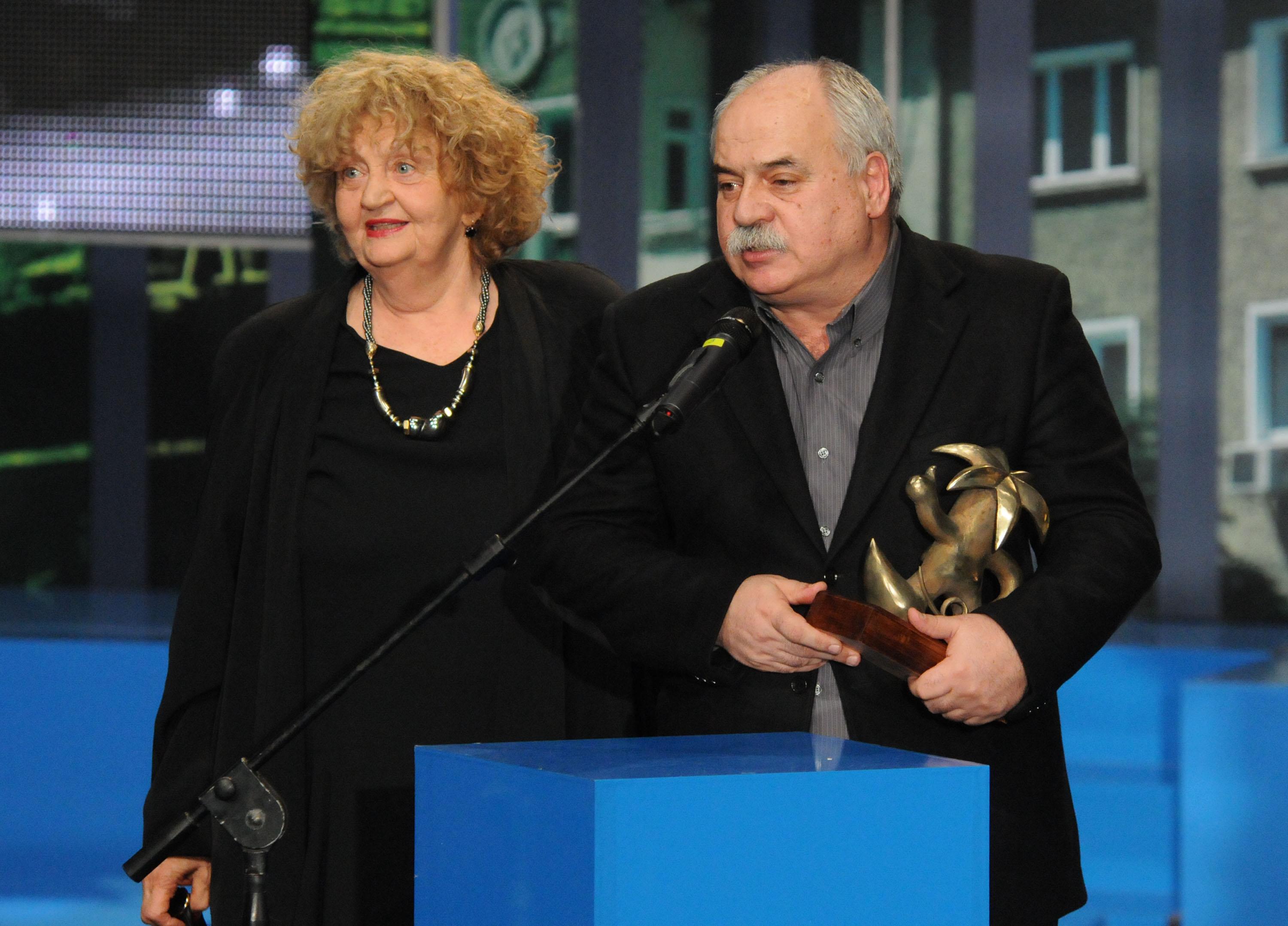Павел Васев прие от името на Александър Морфов наградата за най-добро представление „Животът е прекрасен“ на Народния театър. От