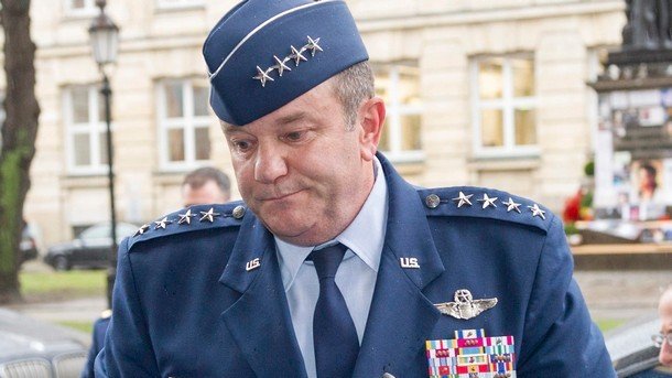 Aмериканският генерал Филип Брийдлав е главнокомандващ силите на Алианса в Европа