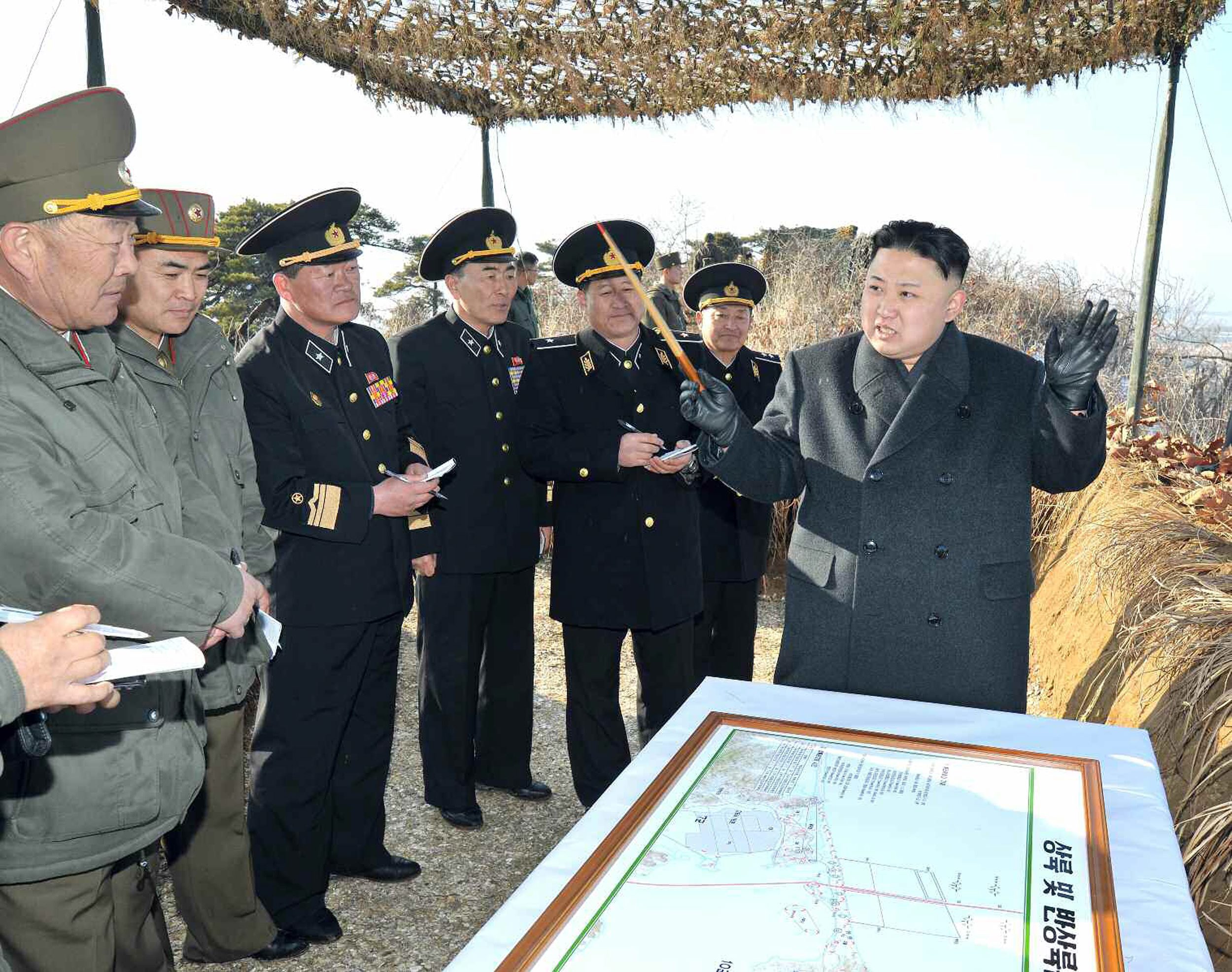 Лидерът на Северна Корея Ким Чен-ун управлява армията, а екзекутираният му чичо бе негов заместник