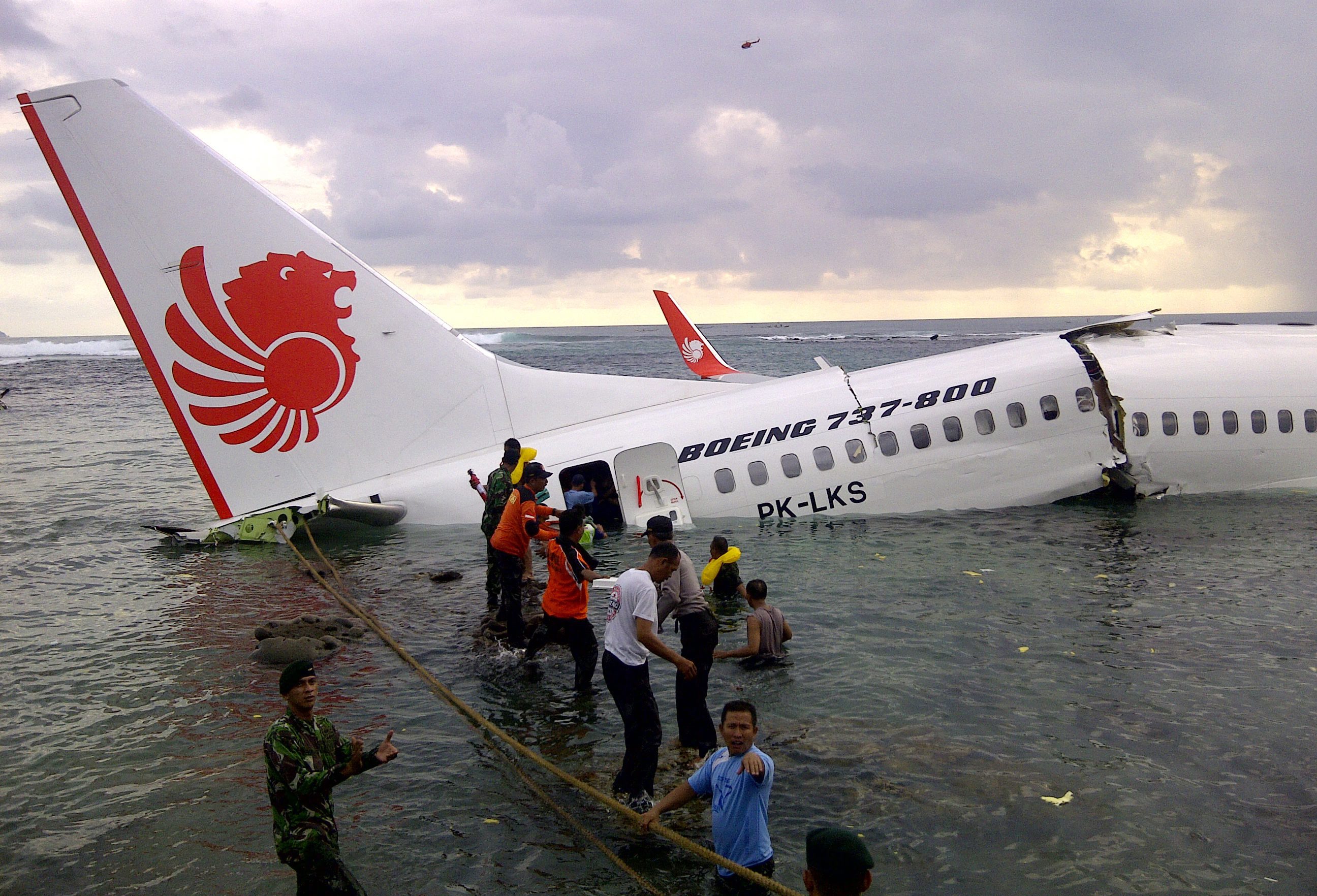 Самолет пропусна писта и се приземи в морето, 40 са ранени