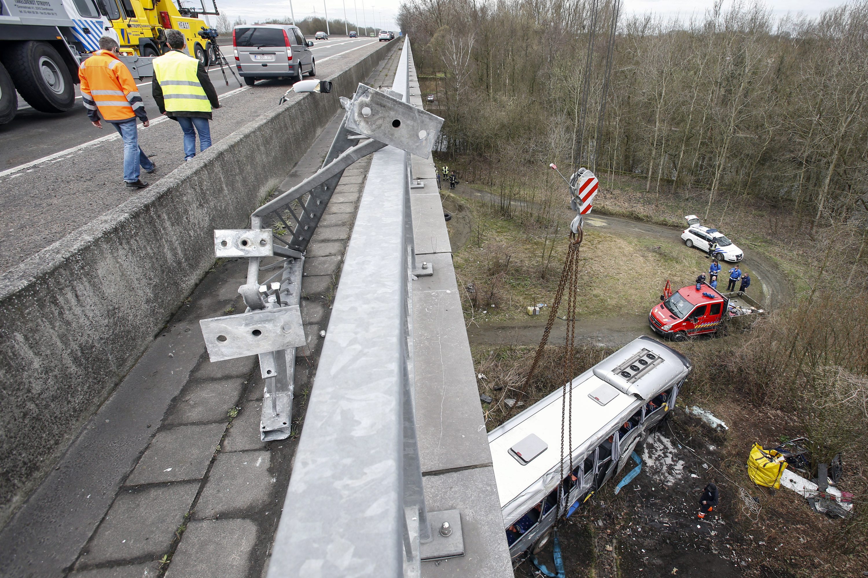 Автобус падна от 6 м в Белгия, 5-ма загинаха, 12 души са ранени