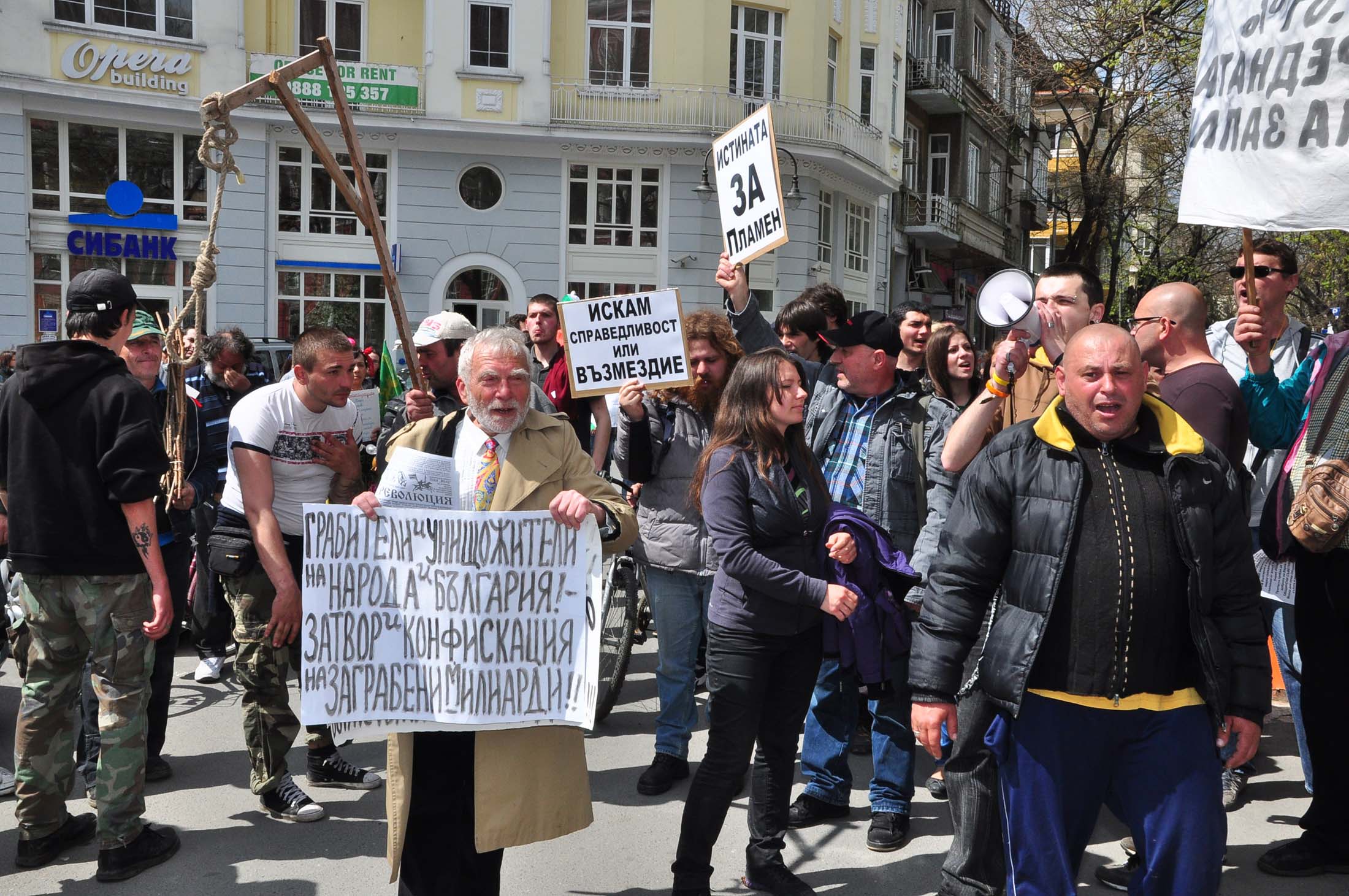 Недоволните във Варна опитаха да попречат на откриването на кампанията на ГЕРБ в града