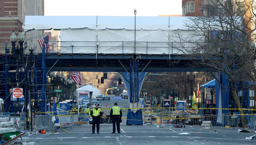 Президентът на САЩ Барак Обама заяви, че ФБР разследва взривовете в Бостън като терористичен акт
