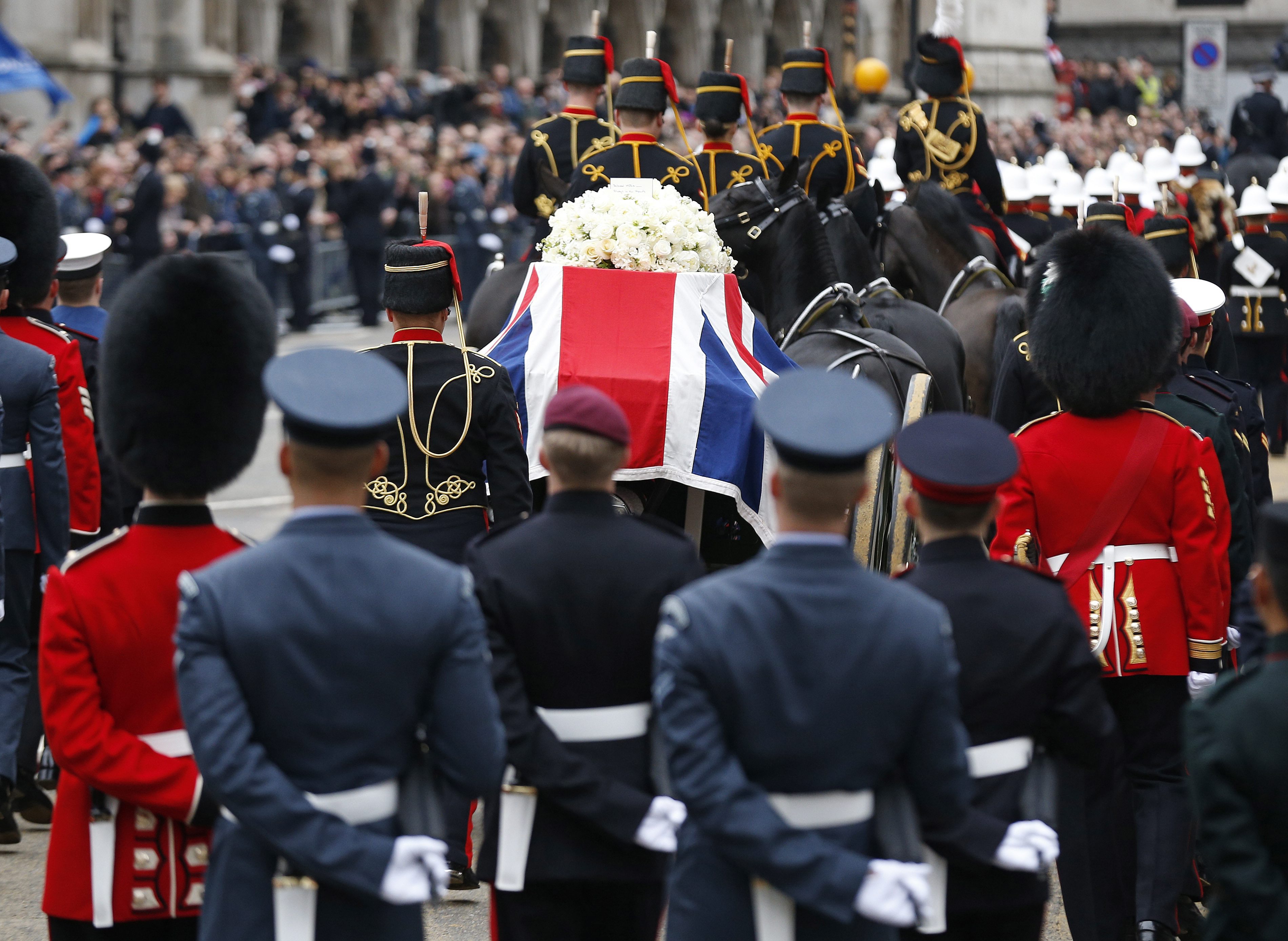”Желязната лейди” беше изпратена да почива в мир с военни почести и протести