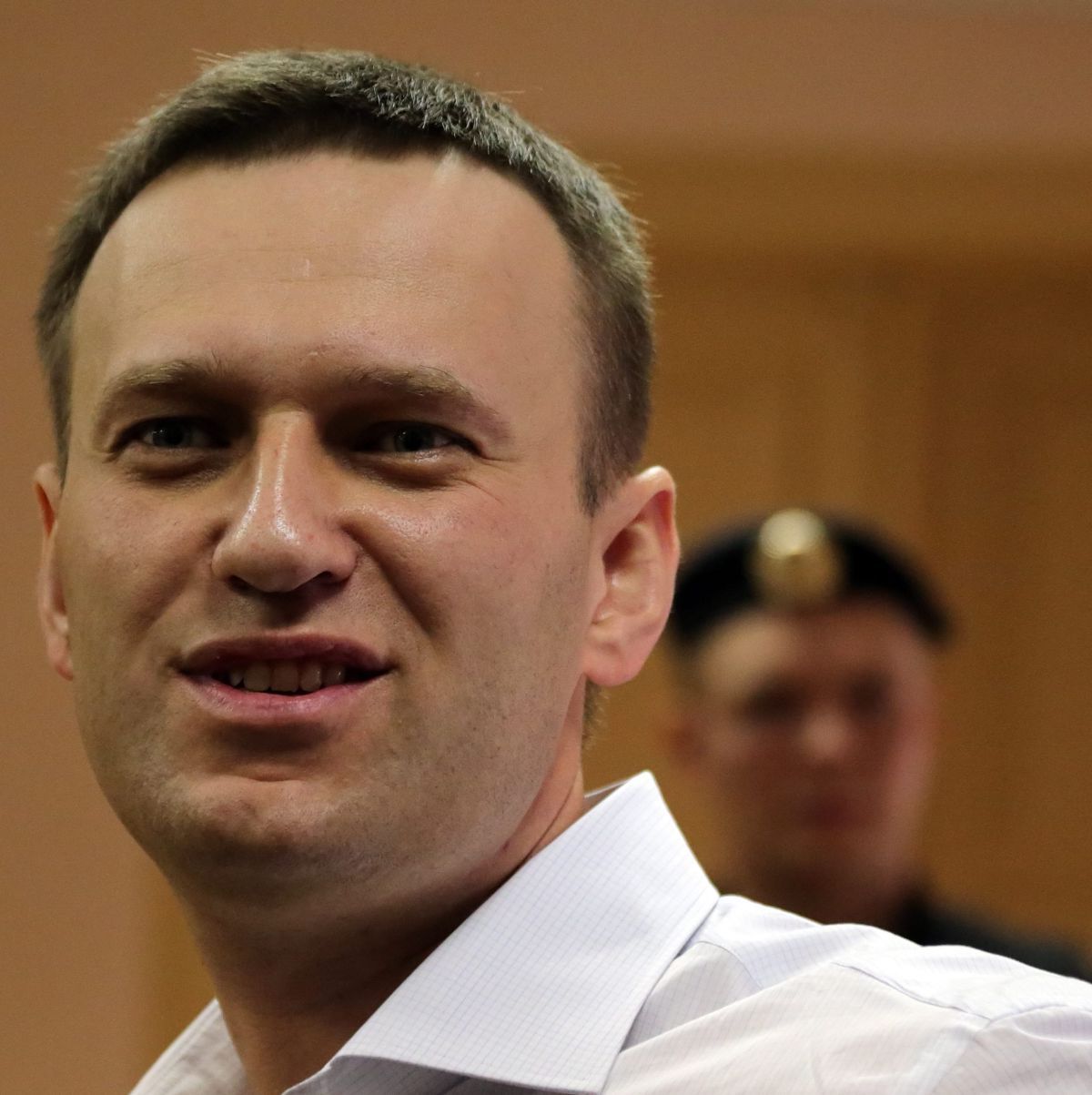 Навални сряза електронната си гривна и отиде за мляко