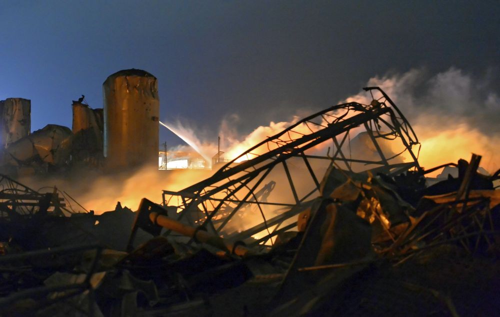 Много жертви и ранени, срутени сгради и земен трус след взрив в US завод