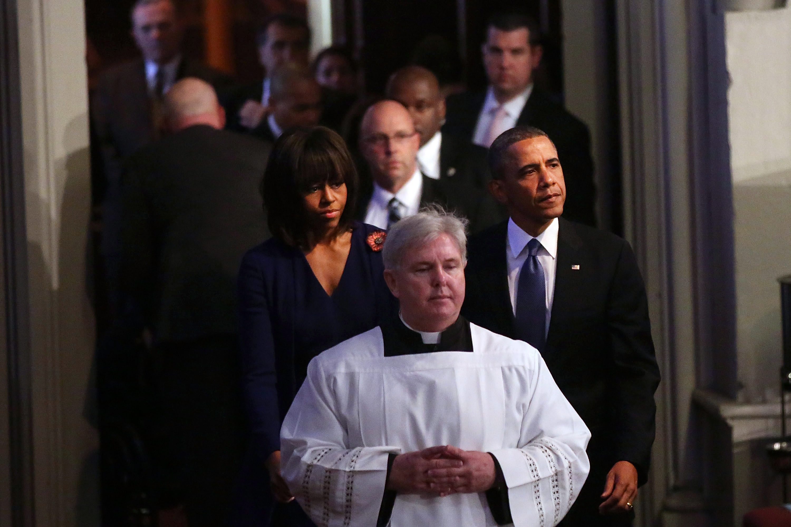 Обама беше придружен от съпругата си по време на общата молитва за жертвите на двата взрива в Бостънцърква недалеч от мястото на