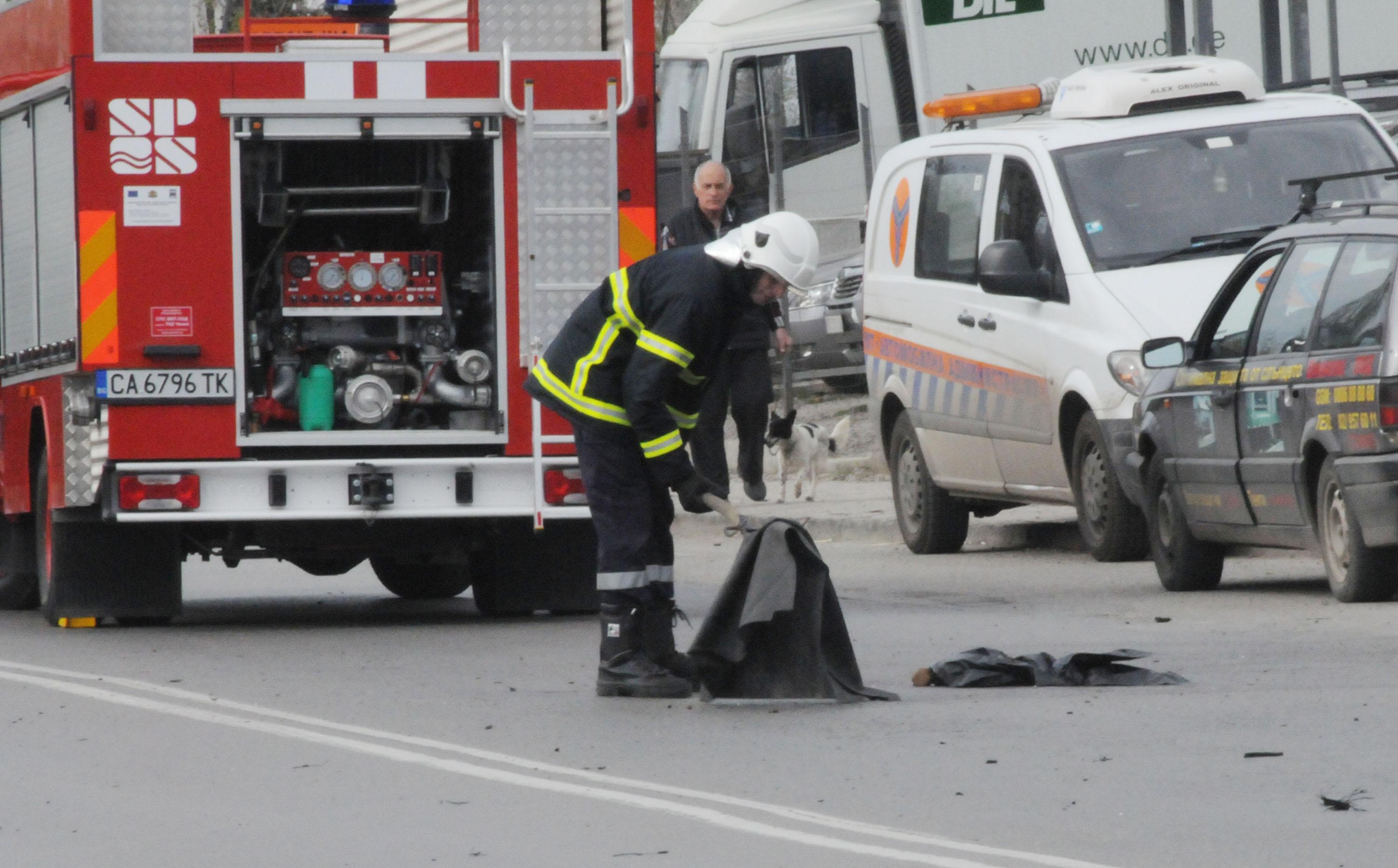 Откъсната гума от движещ се ТИР уби пешеходец