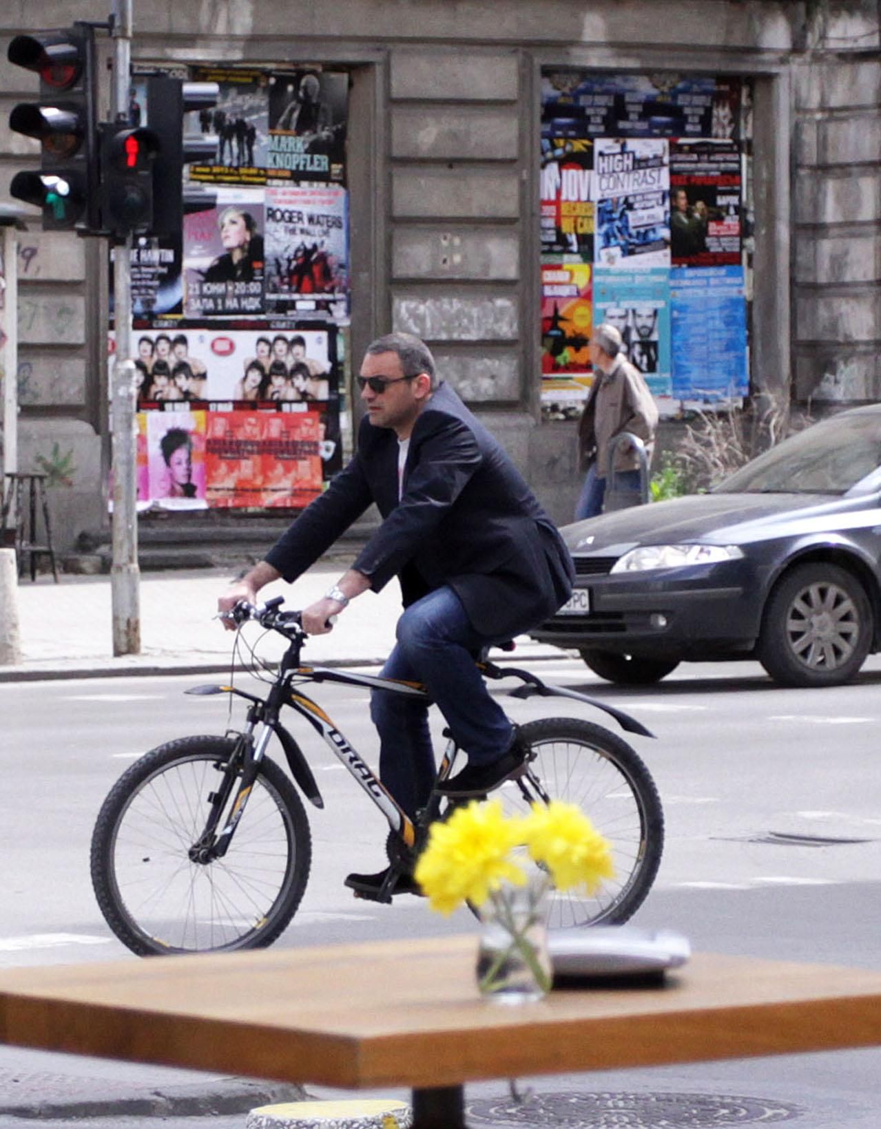 Юксел Кадриев вече се придвижва с колело