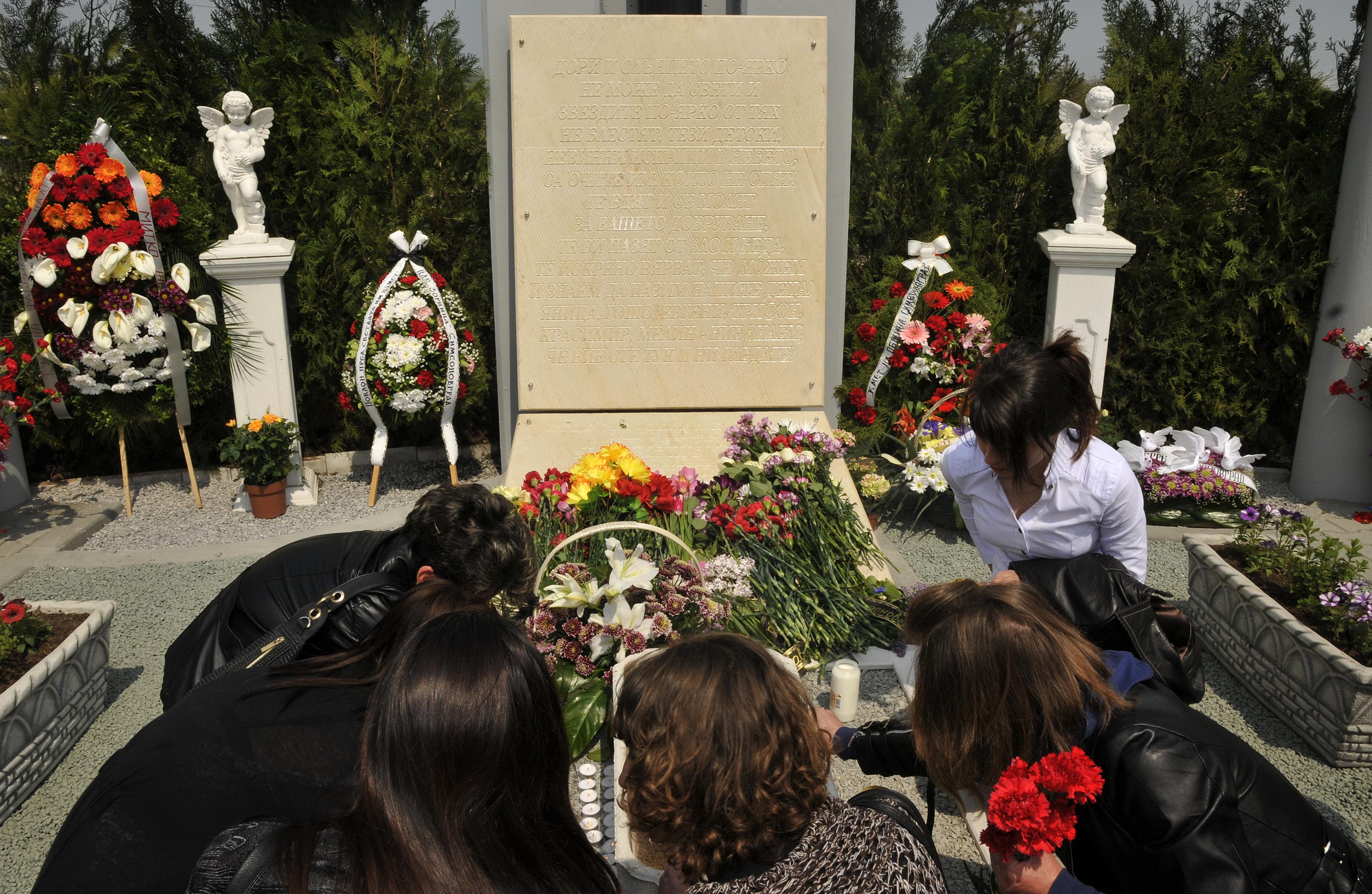 Издигнаха мемориал за 6-те жертви на ”Черния Великден”