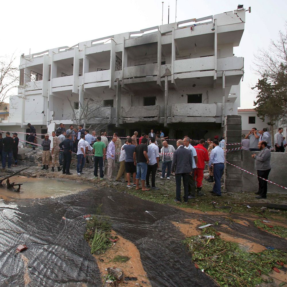 Двама ранени при атентат с кола бомба срещу френското посолство в Либия