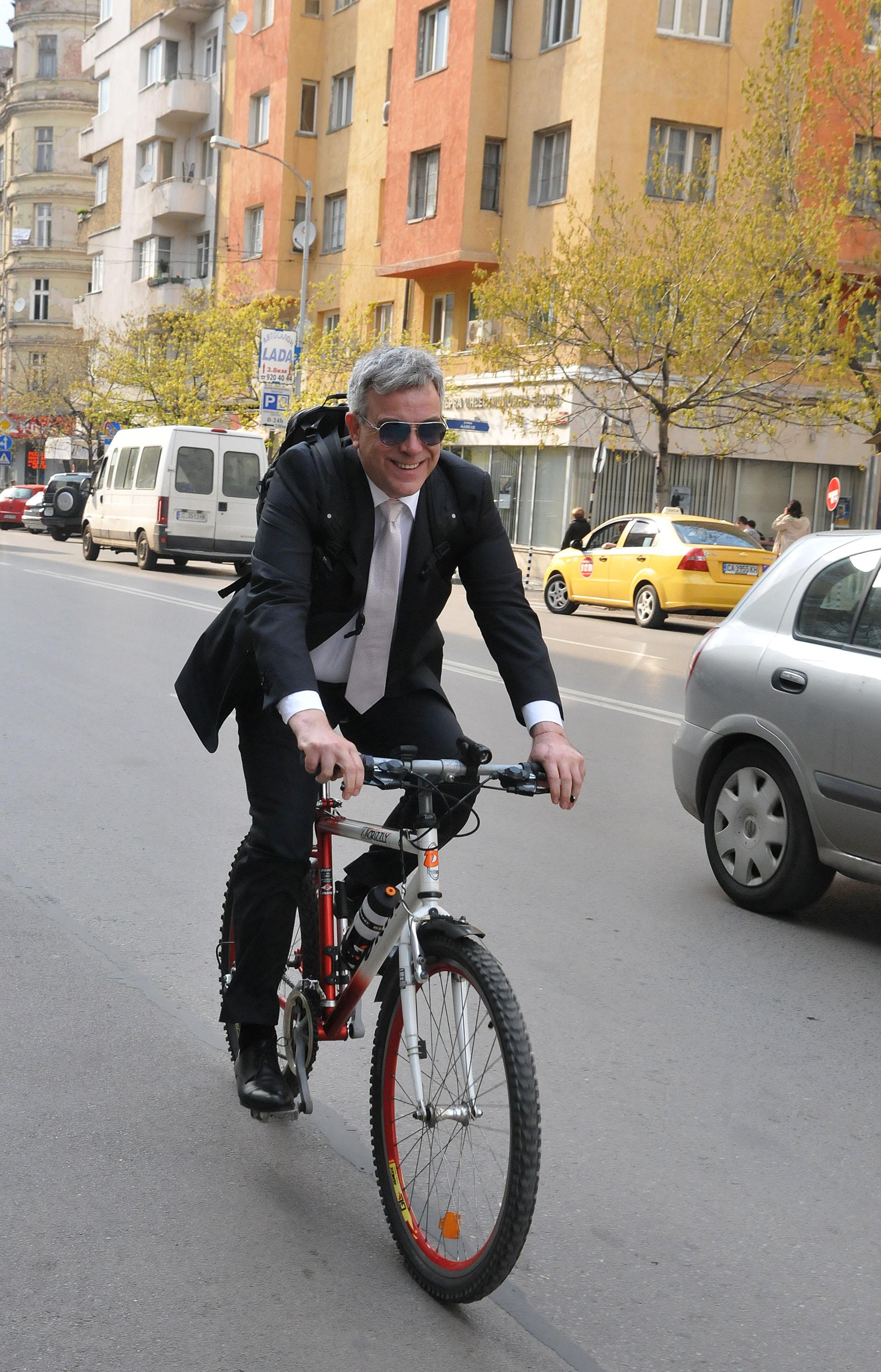 Министър Владо Пенев смени ”Мерцедес” с колело