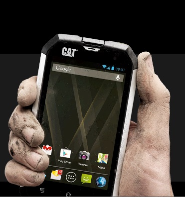 CAT B15 има сертификат IP67, а корпусът му понася без проблеми и изпускания