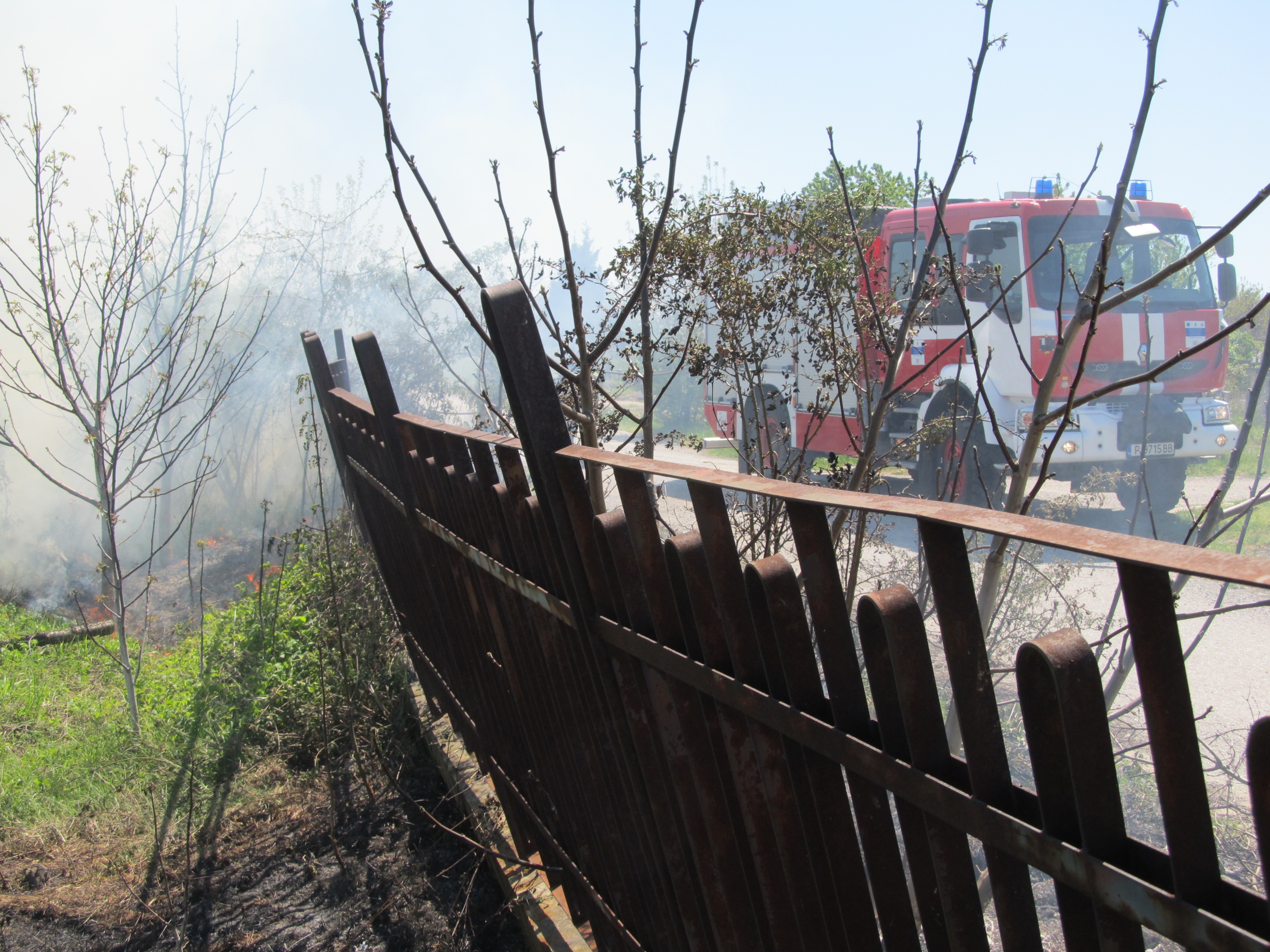Пожарът в русенското гробище е избухнал по обед