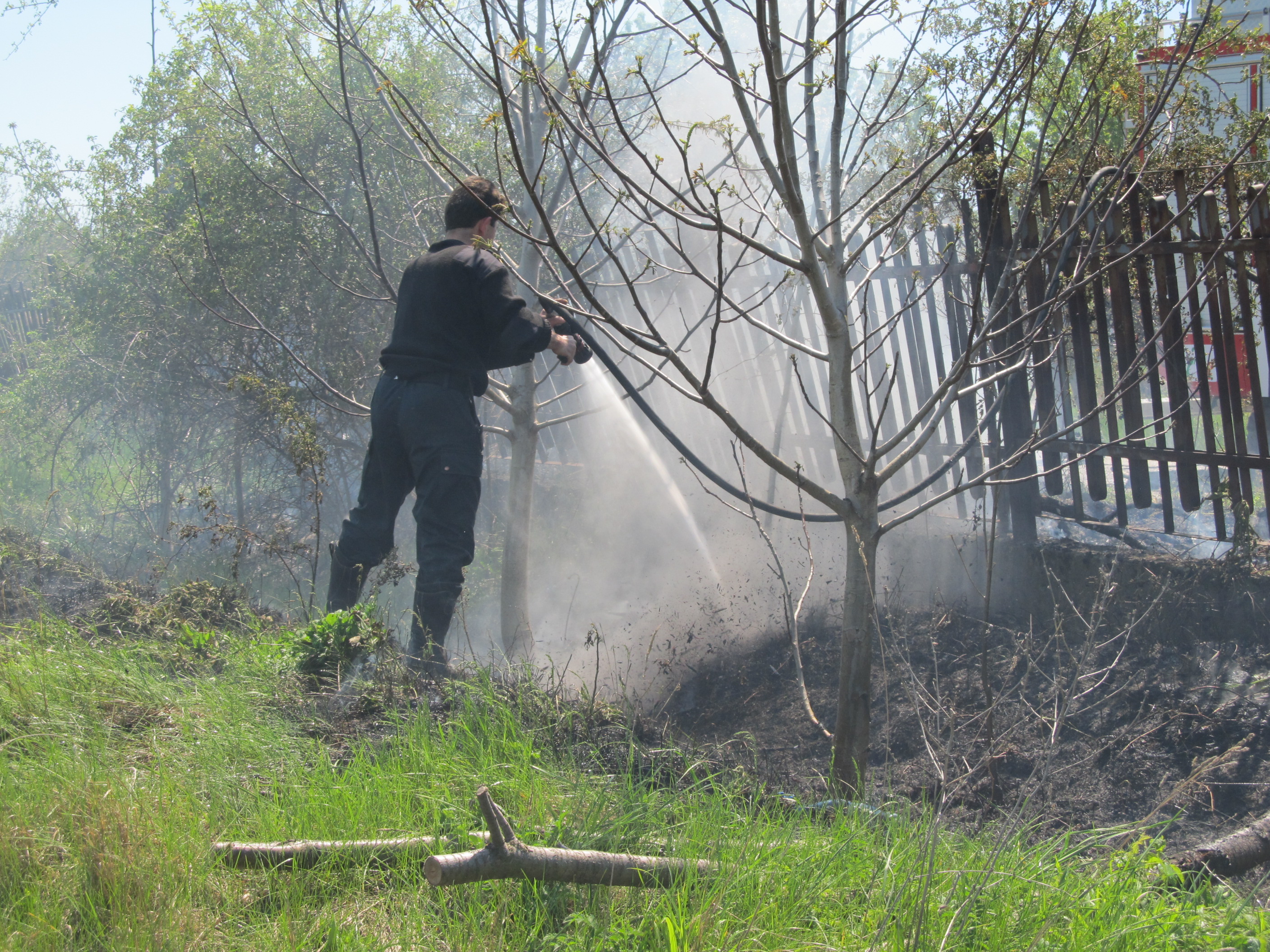 Пожарник потушава огъня в гробищния парк ”Басарбово”