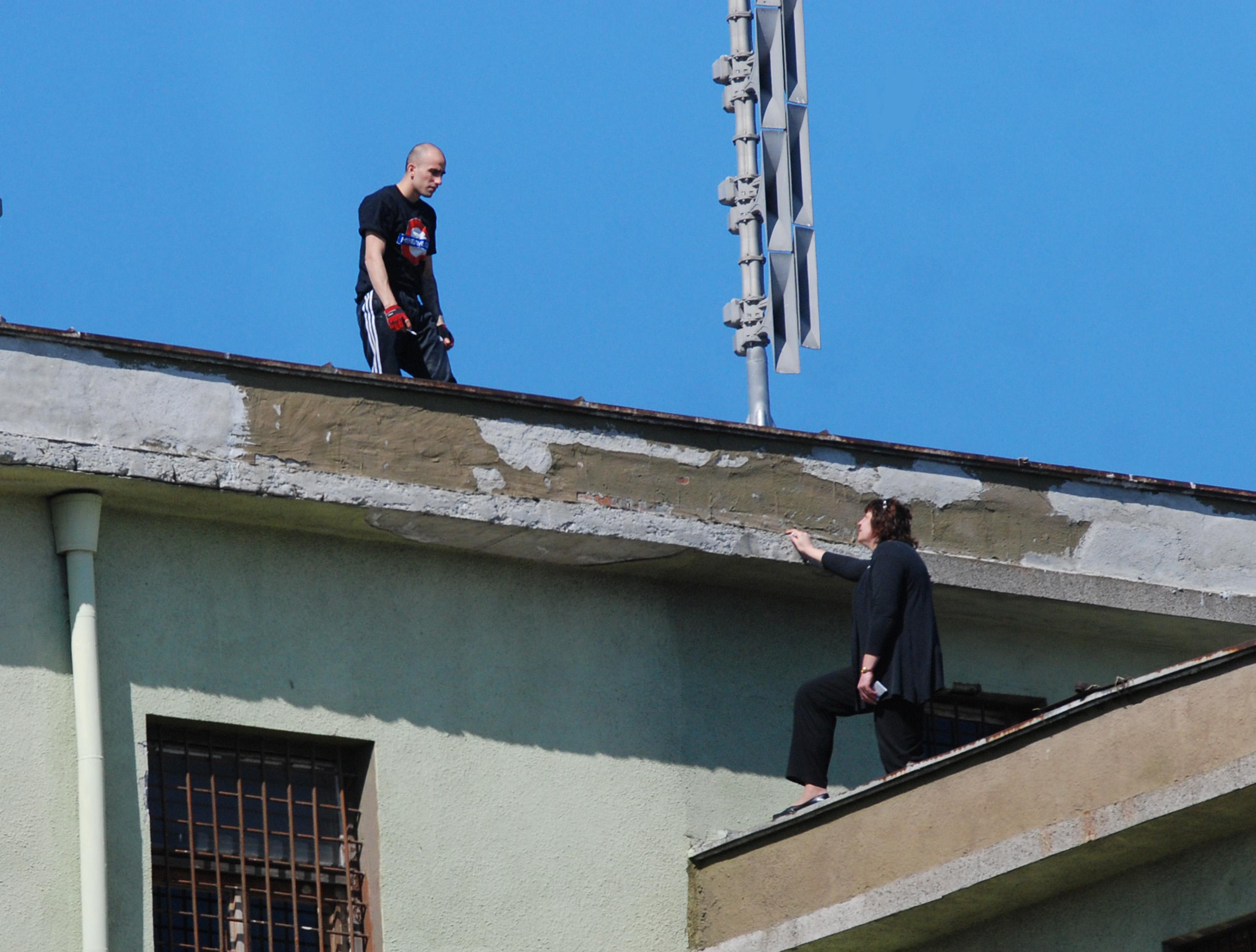 Затворник стоя 7 ч. на покрив, заплашвайки да скочи