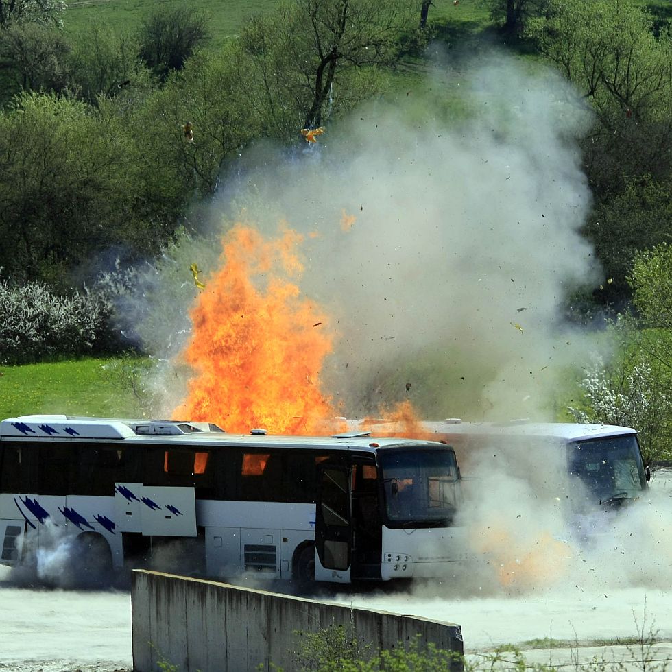 Взривиха автобус при възстановка на атентата в Бургас