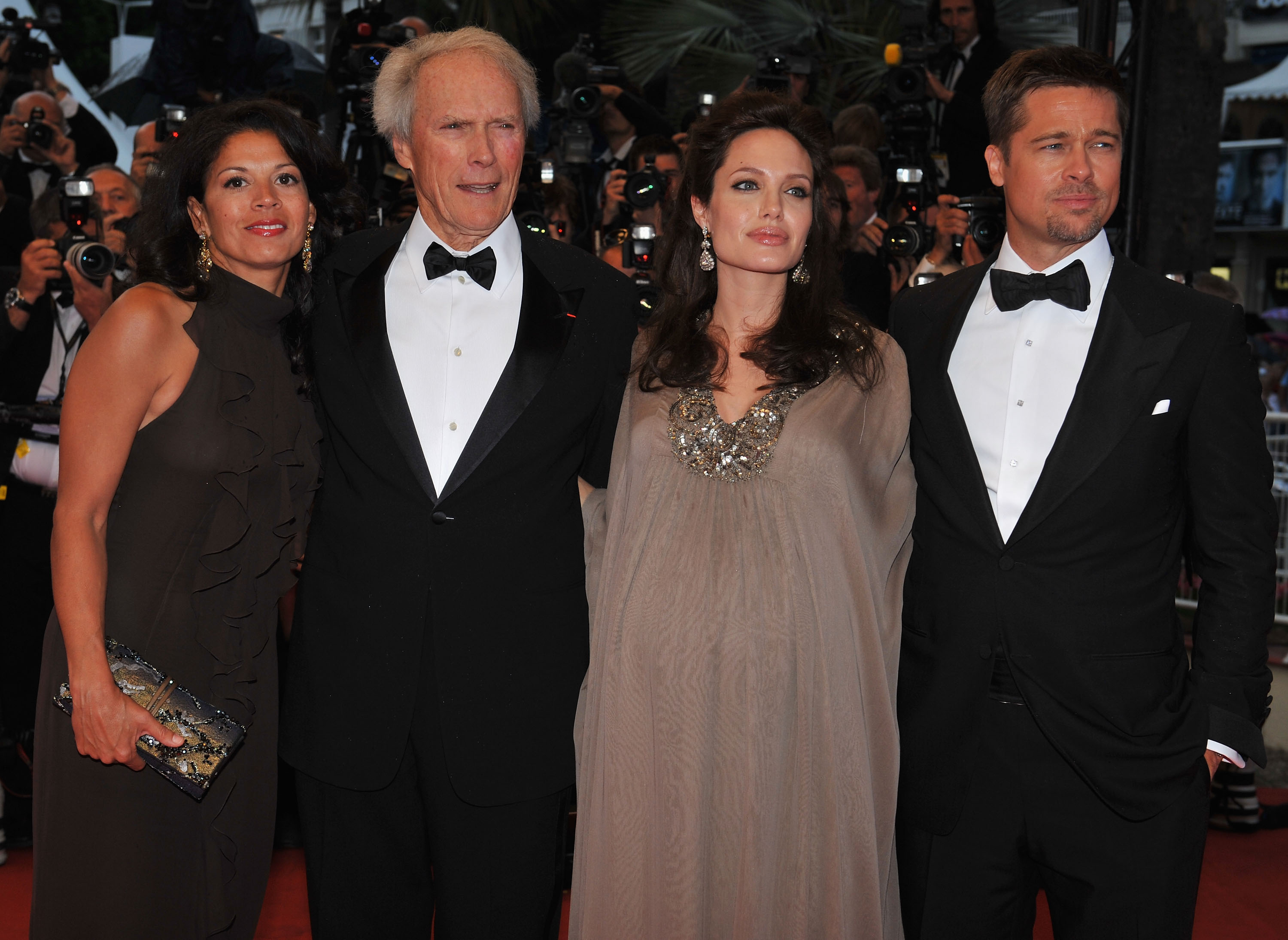 Клинт Истууд със съпругата си Дина Руис, Анджелина Джоли и Брад Пит