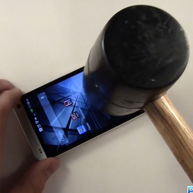 HTC One срещу ключ, чук и нож (видео)