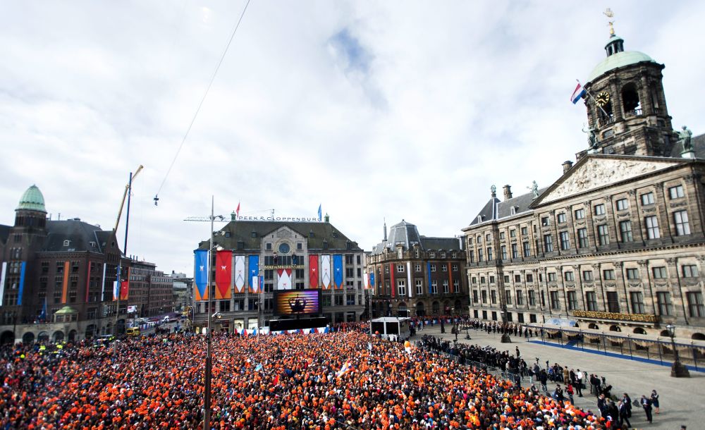 Хиляди хора се събраха на площад ”Дам” в центъра на столицата Амстердам още от ранни зори
