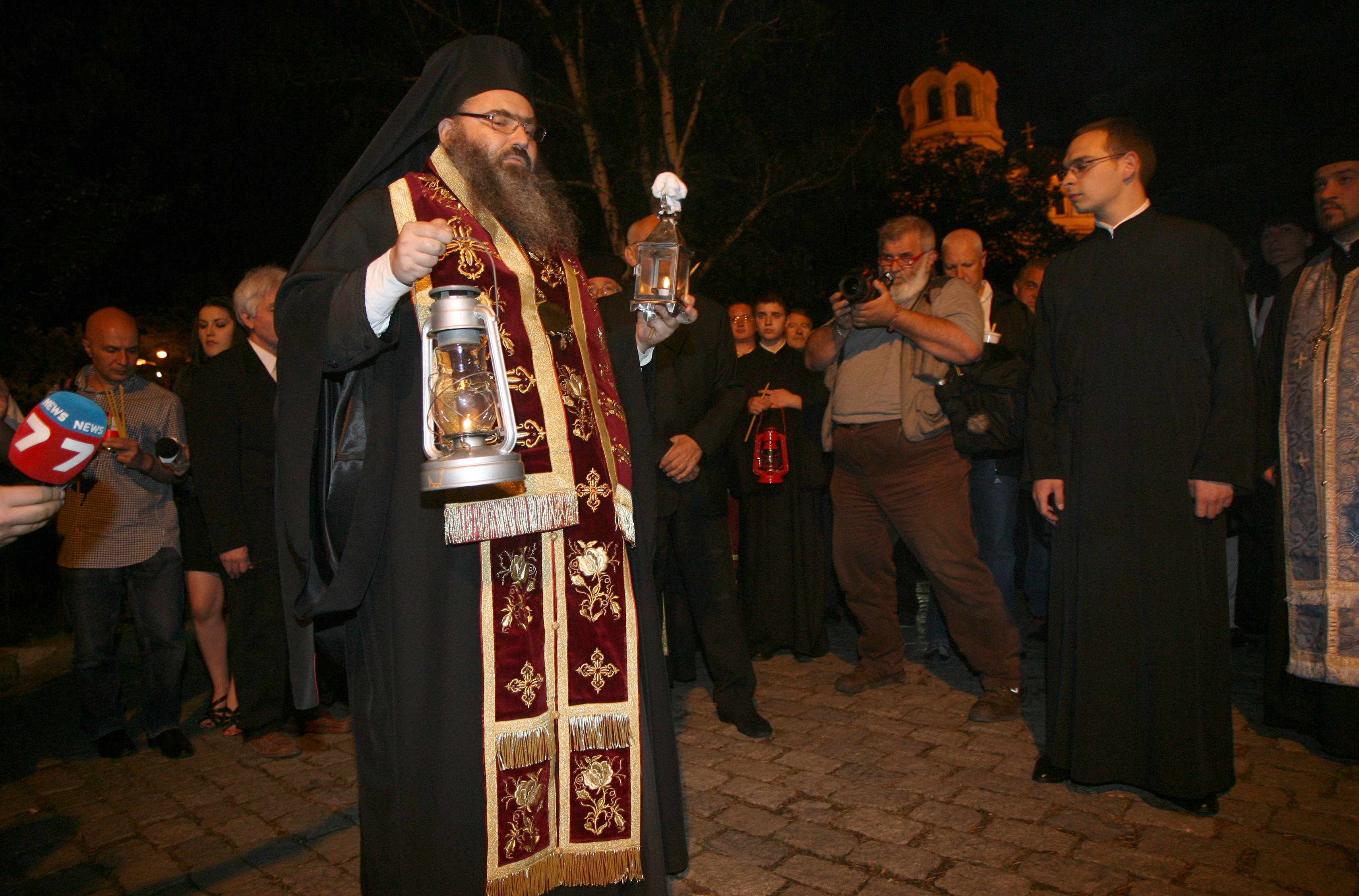 Започна празничната литургия за Великден